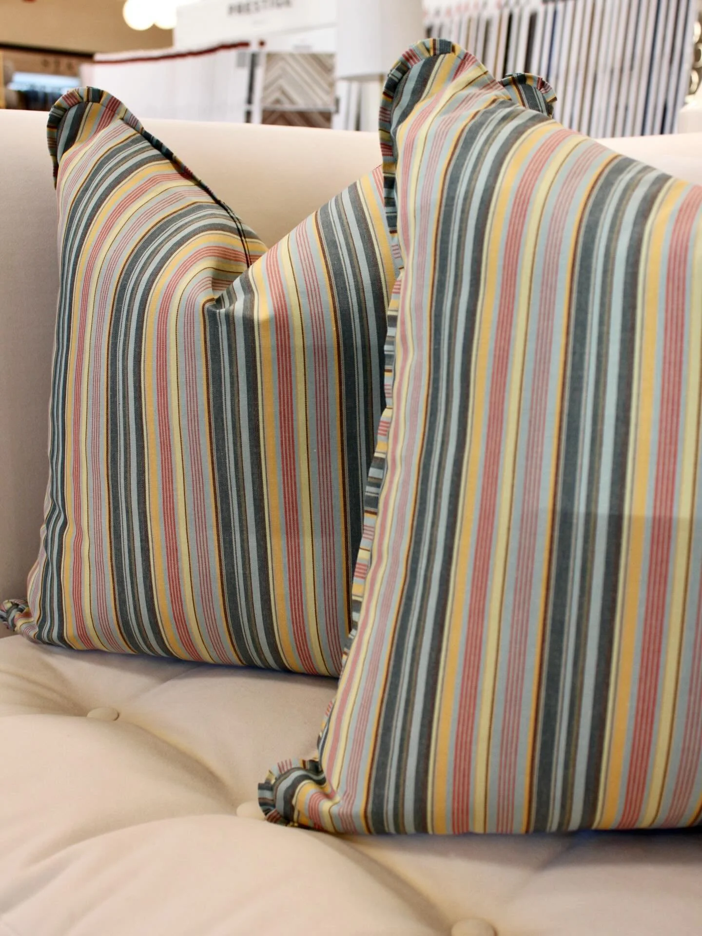 It&rsquo;s Fri-YAY&mdash;grab a last minute decorating need (or want!) before the weekend 🥰

Design custom pillows in-store&mdash;like these with @sanderson1860 fabric!