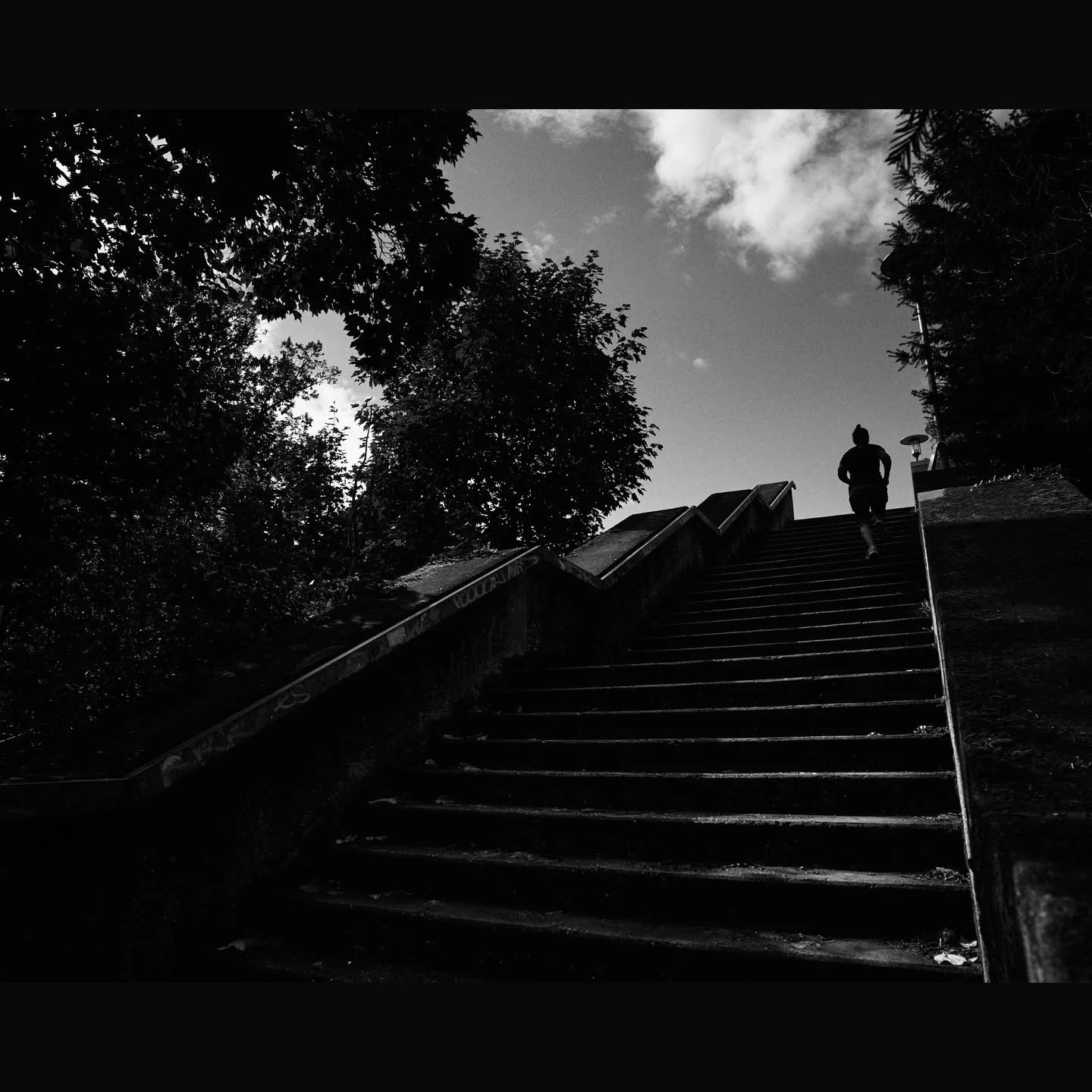 Stairway to the sky.
Copyright Sean Hardie 2025.
All photo, no AI.
.
.
.
.
.
.
.
.
.
.
.
.
#mainz 
#mainzliebe 
#deutschland🇩🇪 
#leicam11monochrom 
#leicaakademieusa 
#lfimagazine 
#bnwphoto 
#bnwmood 
#irys 
#streetshared 

#mundusmag 
#nevaehmaga
