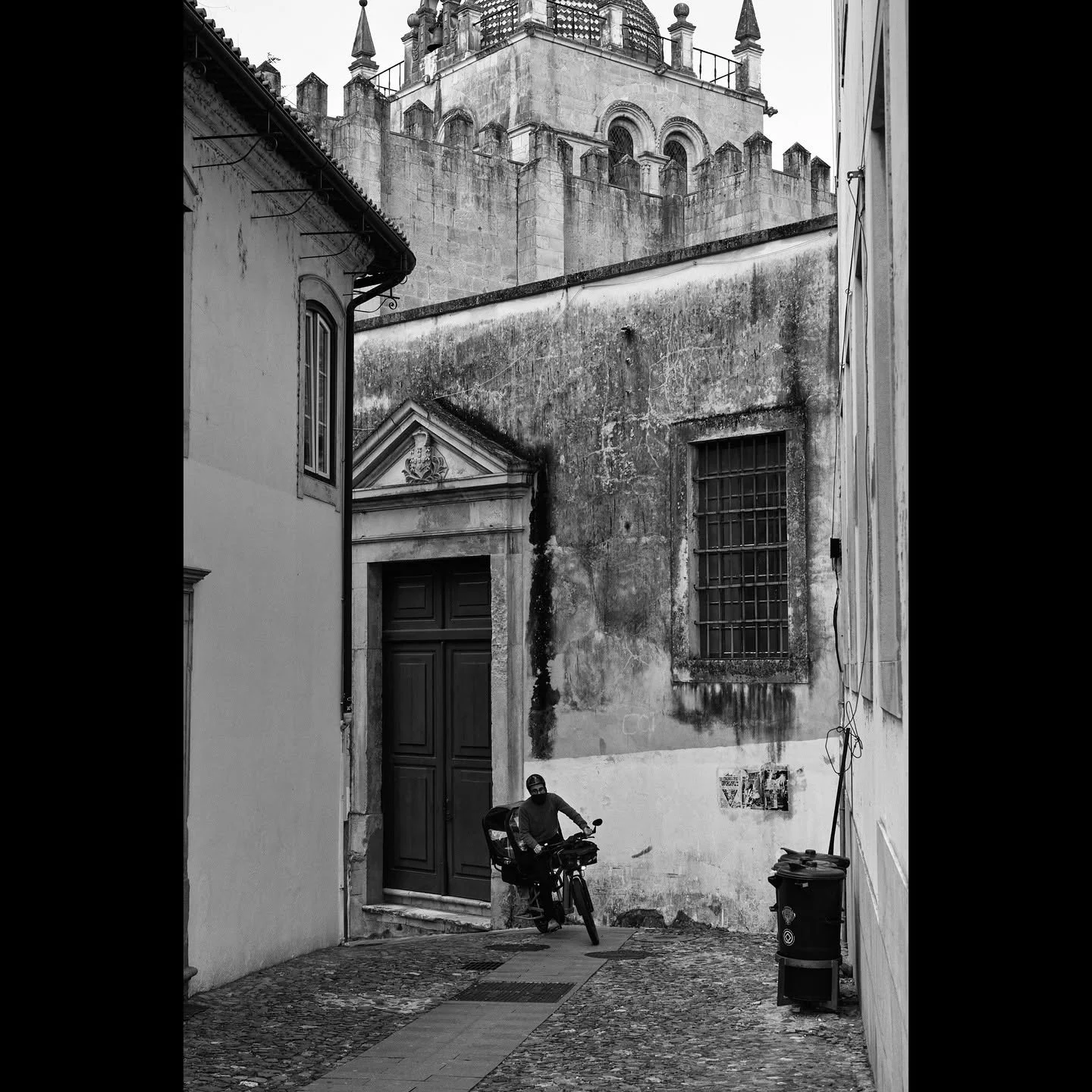 Old city delivery.
Copyright Sean Hardie 2025
All photo, no AI.
www.seanhardie.net
.
.
.
.
.
.
.
.
.
.
.
.
.
.
#coimbraportugal 
#coimbracity❤️ 
#coimbra 
#leicam11monochrom 
#summilux50mm 
#monocrom&aacute;tico 
#spicollective 
#seanhardiephotograph