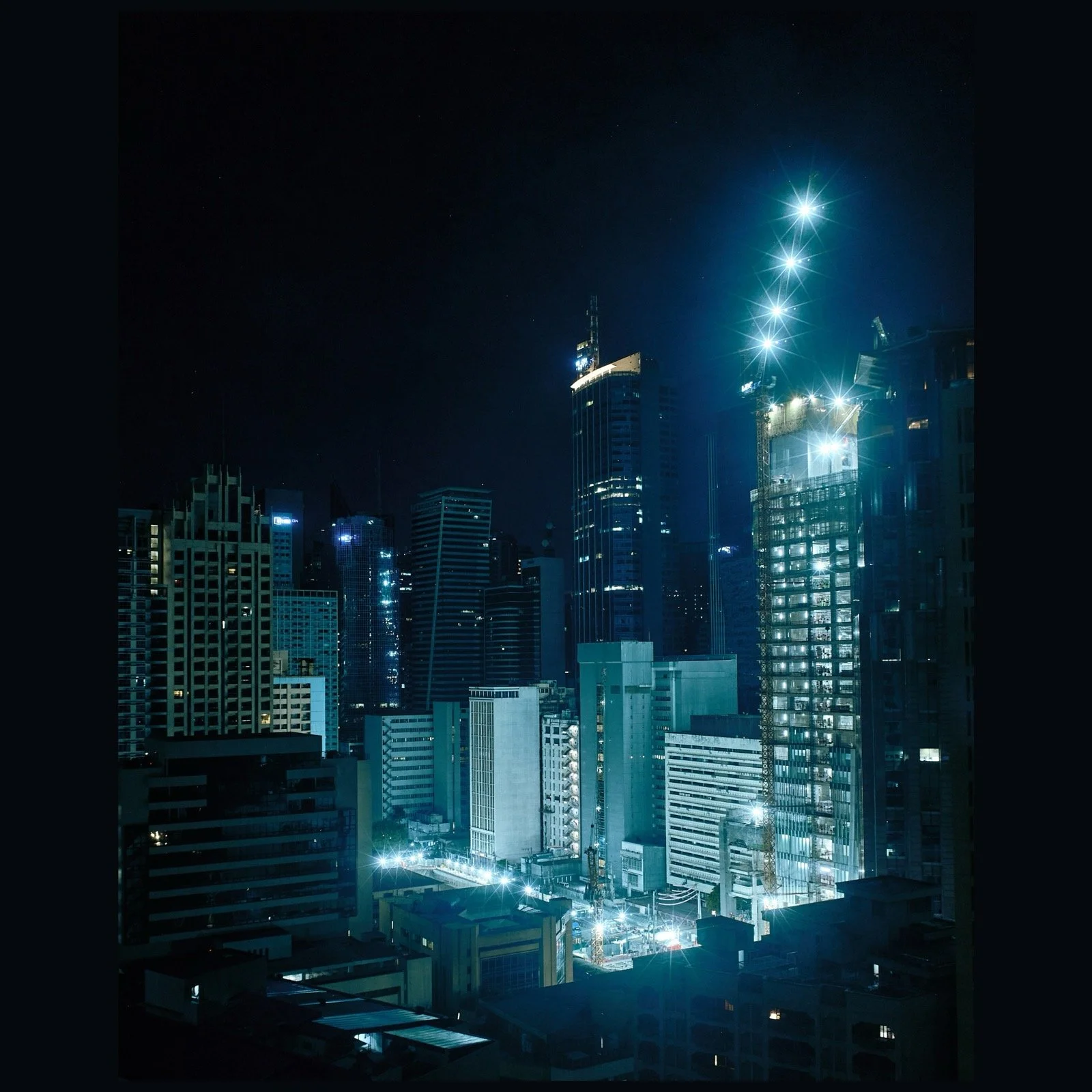 Early morning Manila - testing out an older Leica Summicron v3 lens for the sunstars - very much like the result. It has an older classic rendering wide open and then quickly sharpens up and gets very punchy as you stop down.
Copyright Sean Hardie 20