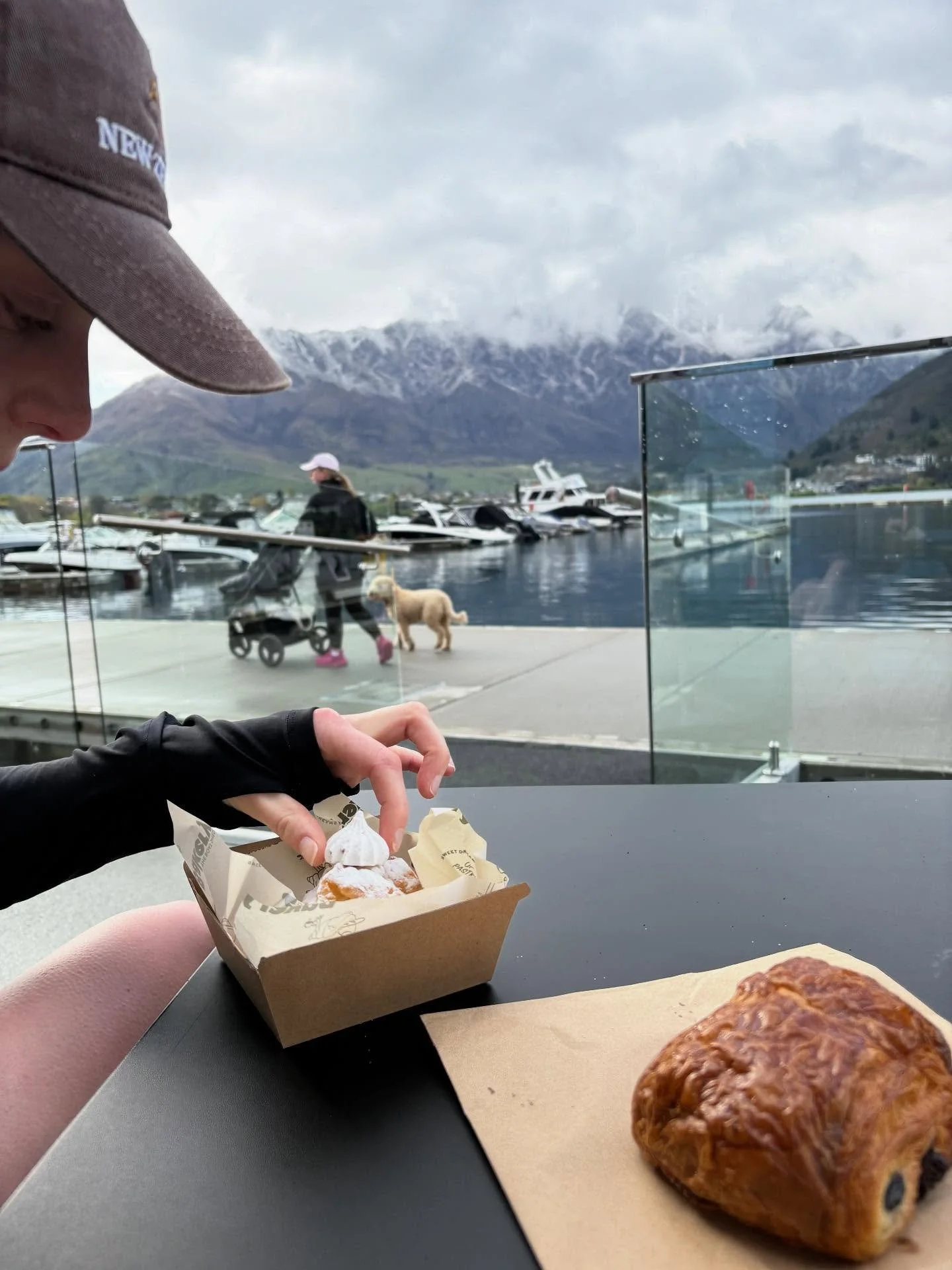 ✨NZ Eats✨ 
An amazing trip, delicious food and spectacular views. I love eating my way around some new places! 
📍pastries and coffee @theboatshedbakeryqt 
📍burgs @fergburgerqueenstown of course 
📍pizzas and tasting paddles @canyonbrewingqt 
📍coff