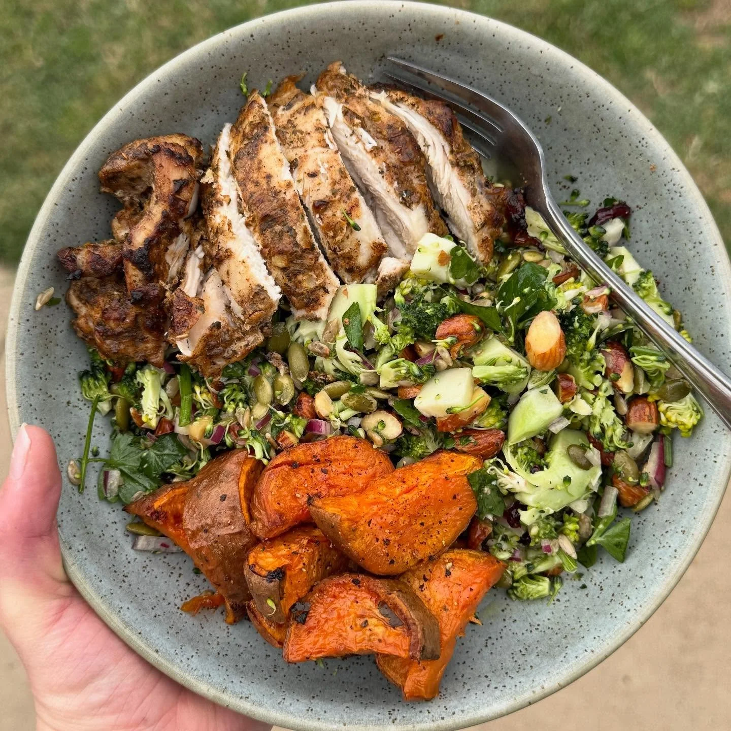 ✨Broccoli Salad Recipe✨
Inspired by some delicious salads we had on holidays, this broccoli salad is the perfect meal prep. I popped it in the fridge last week and served with chicken and sweet potato one night then salmon and homemade chippies the n