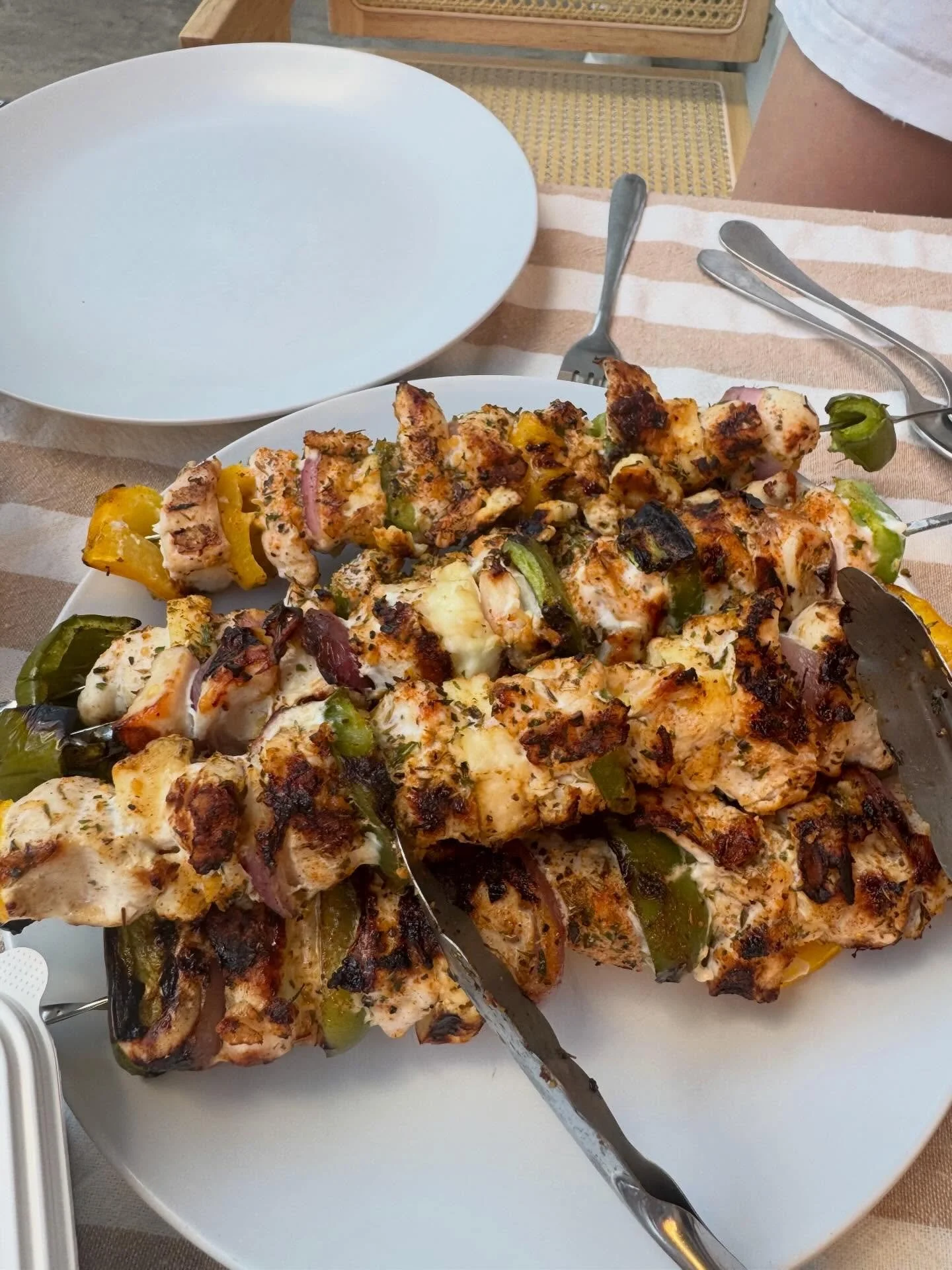 ✨Easy Dinner Idea - Chicken and Halloumi Skewers✨
A quick dinner idea for the bbq, we added chicken tenderloins, halloumi, red onion, capsicum and @mingleseasoning everything seasoning. Pop on the bbq until cooked through, serve with salad and roast 