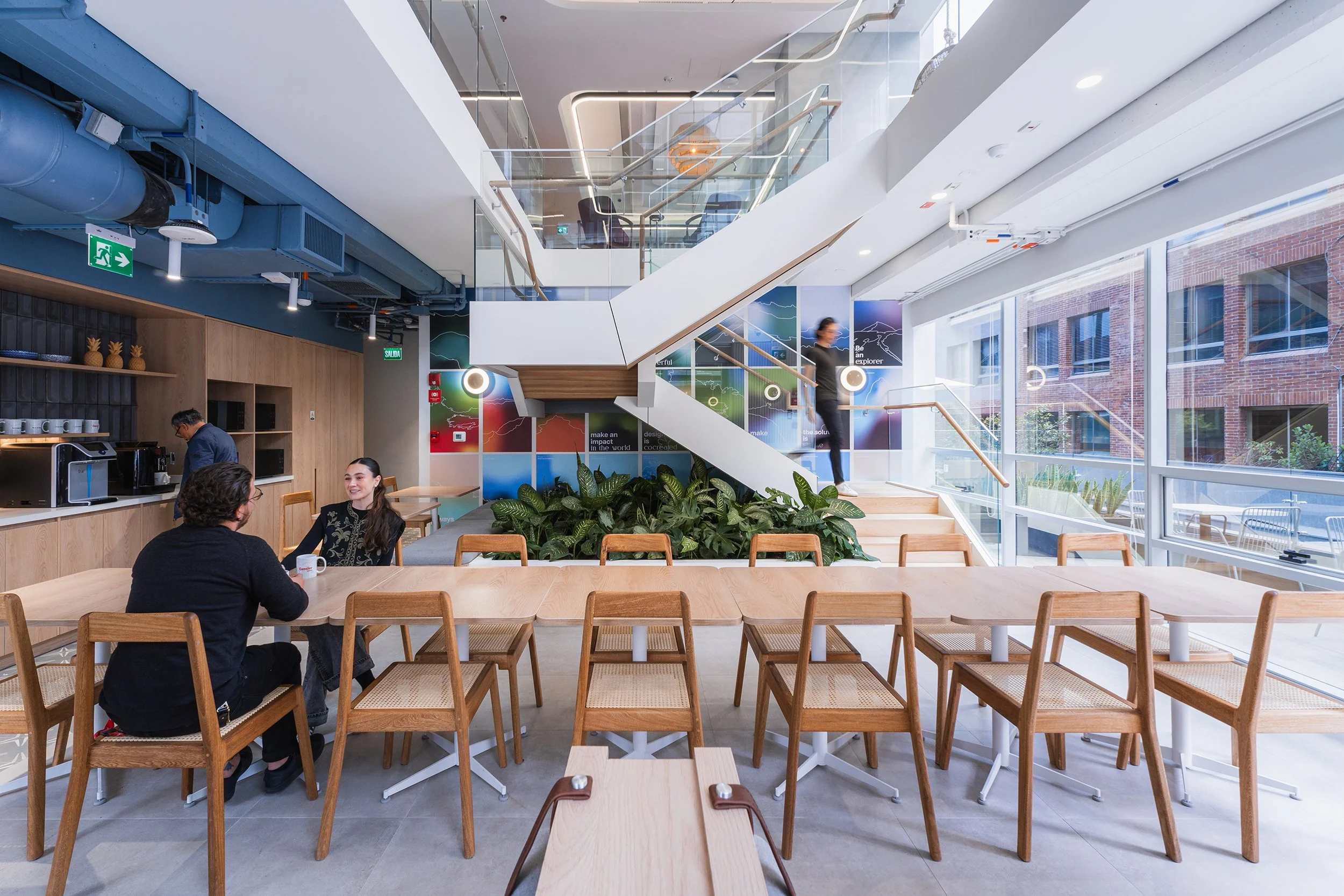oficina-gensler-cafeteria-escalera-1.jpg
