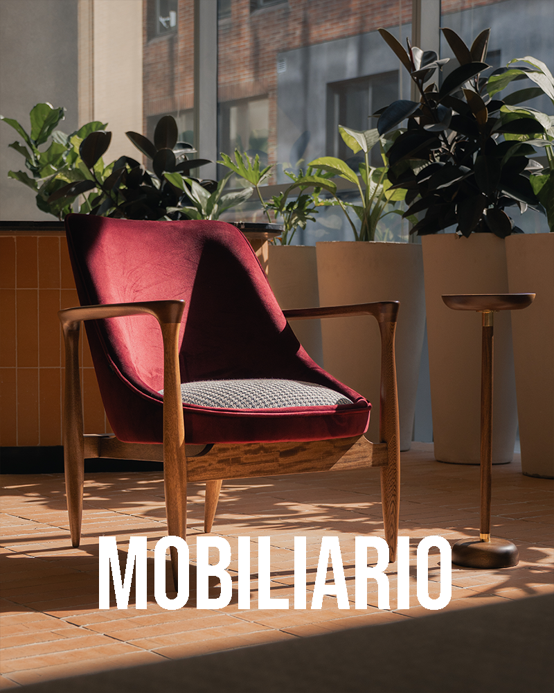 Fotografía de diseño de interiores. Fotografía de mobiliario. Silla Oliva de Folies en color burgundy, con estructura de madera en un espacio bañado de luz natural y sombras proyectadas