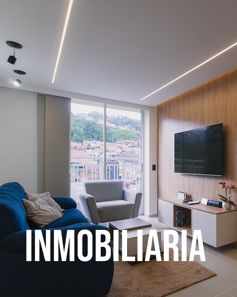 Fotografía profesional inmobiliaria de la sala de una apartamento moderno, con una pared recubierta en madera y un ventanal