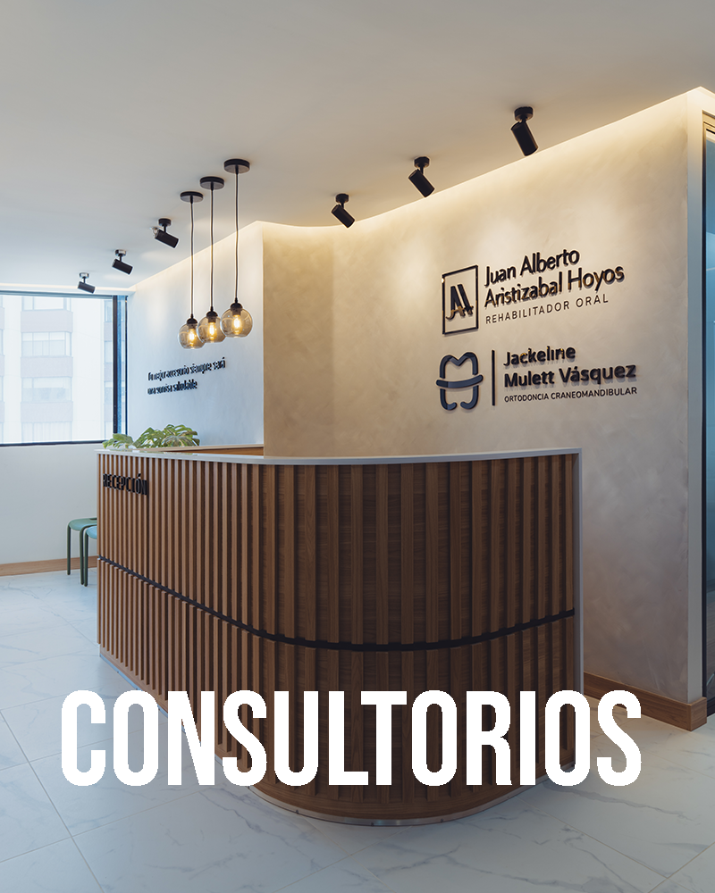Fotografía de interiores de espacios de salud. Fotografía de un consultorio odontológico. Counter de en madera y superficie blanca con iluminación diseñada para hacer sentir acogedor el espacio