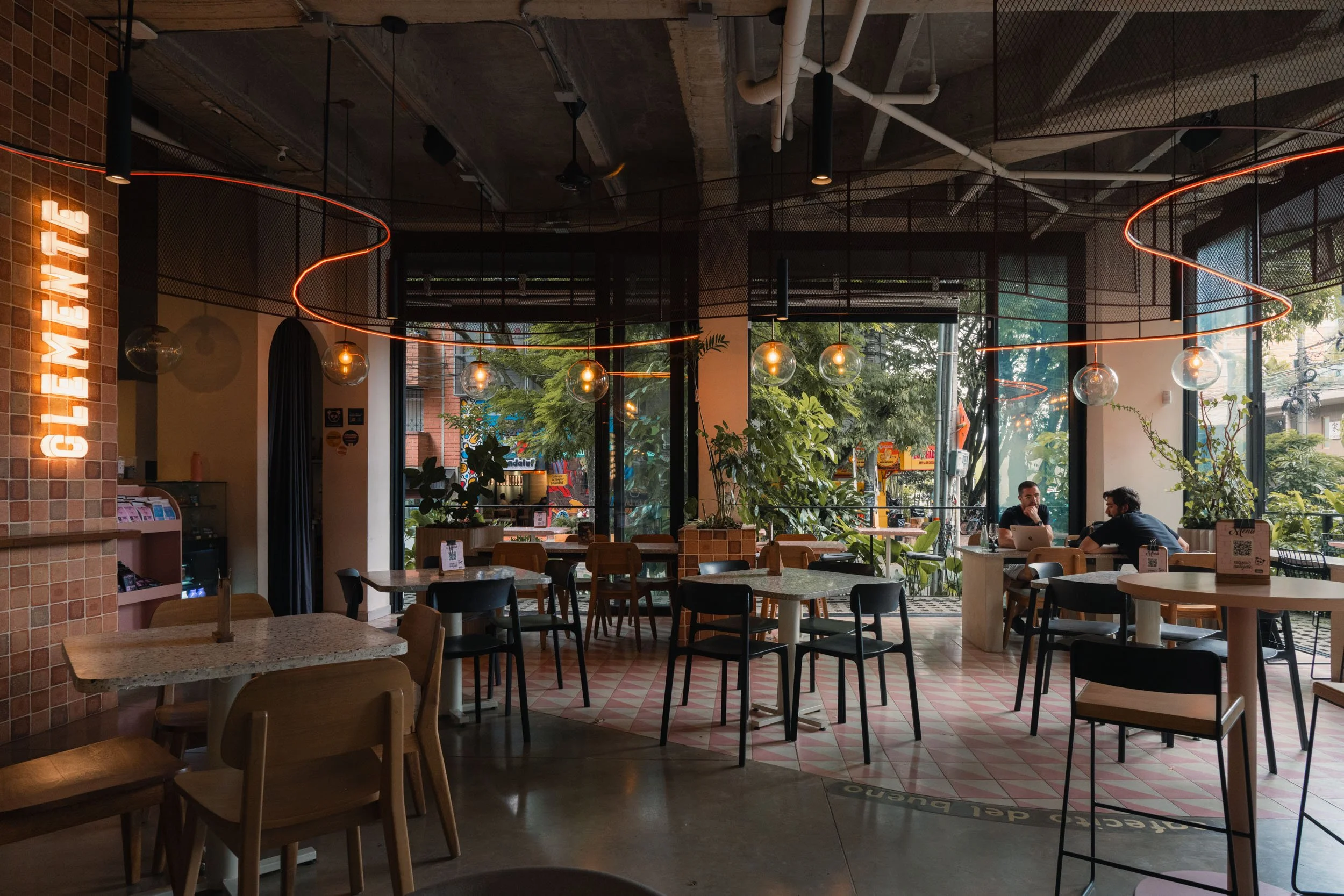 mesas-sillas-cafeteria-iluminacion-naturaleza-fondo.jpg