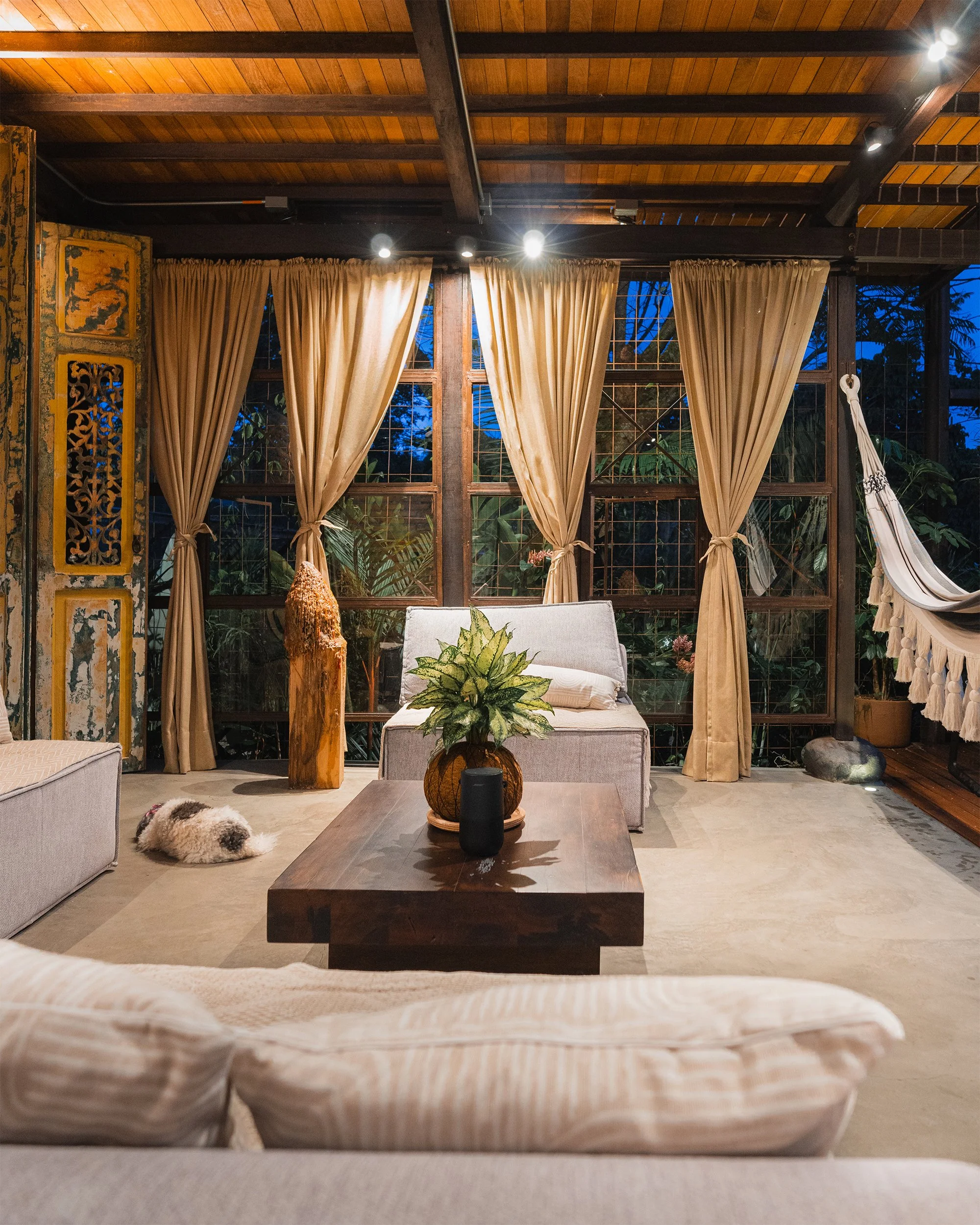 casa-vivero-sala-noche.jpg