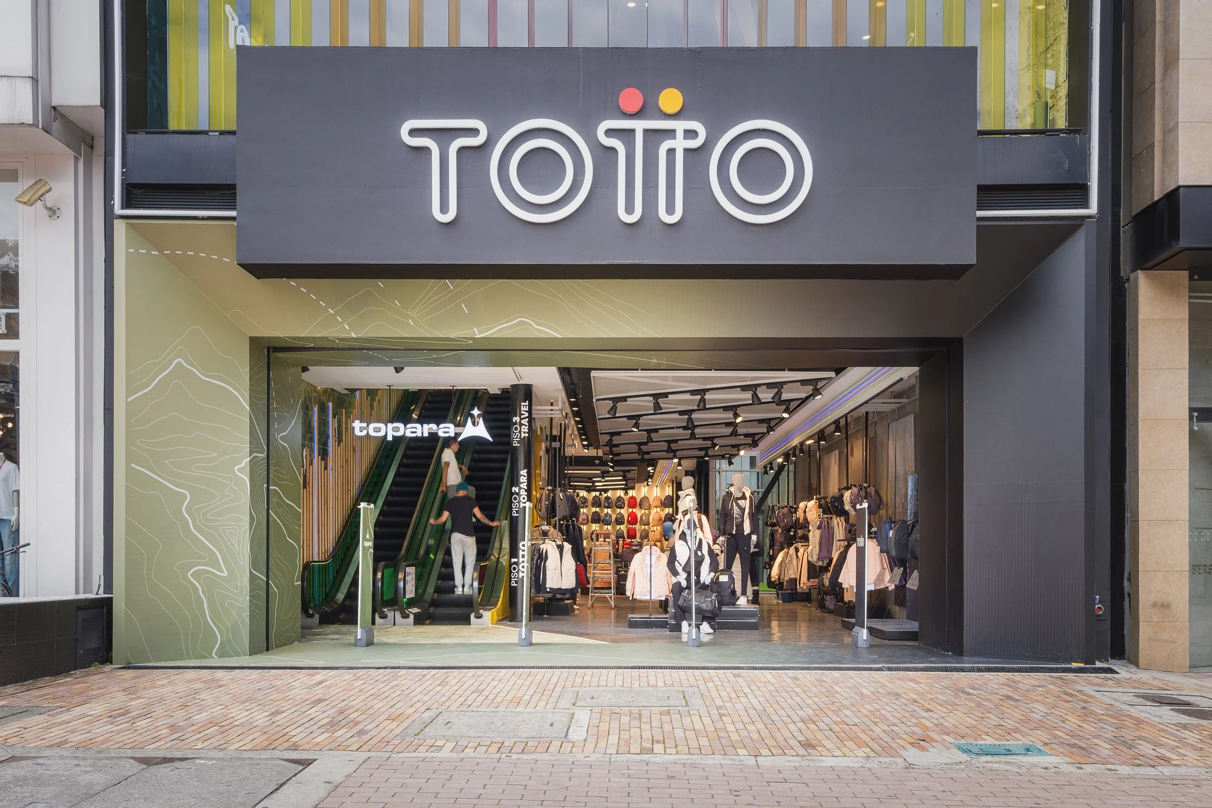 Fotografía de arquitectura. Fotografía de la fachada de la Flagship de Totto en Colombia