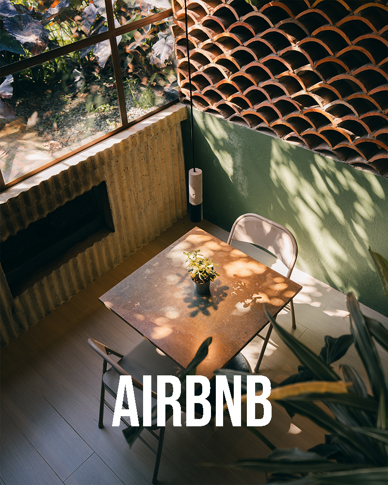 Fotografia de interiores para un Airbnb. Un comedor acogedor con luz natural y sombras, vegetación y texturas naturales