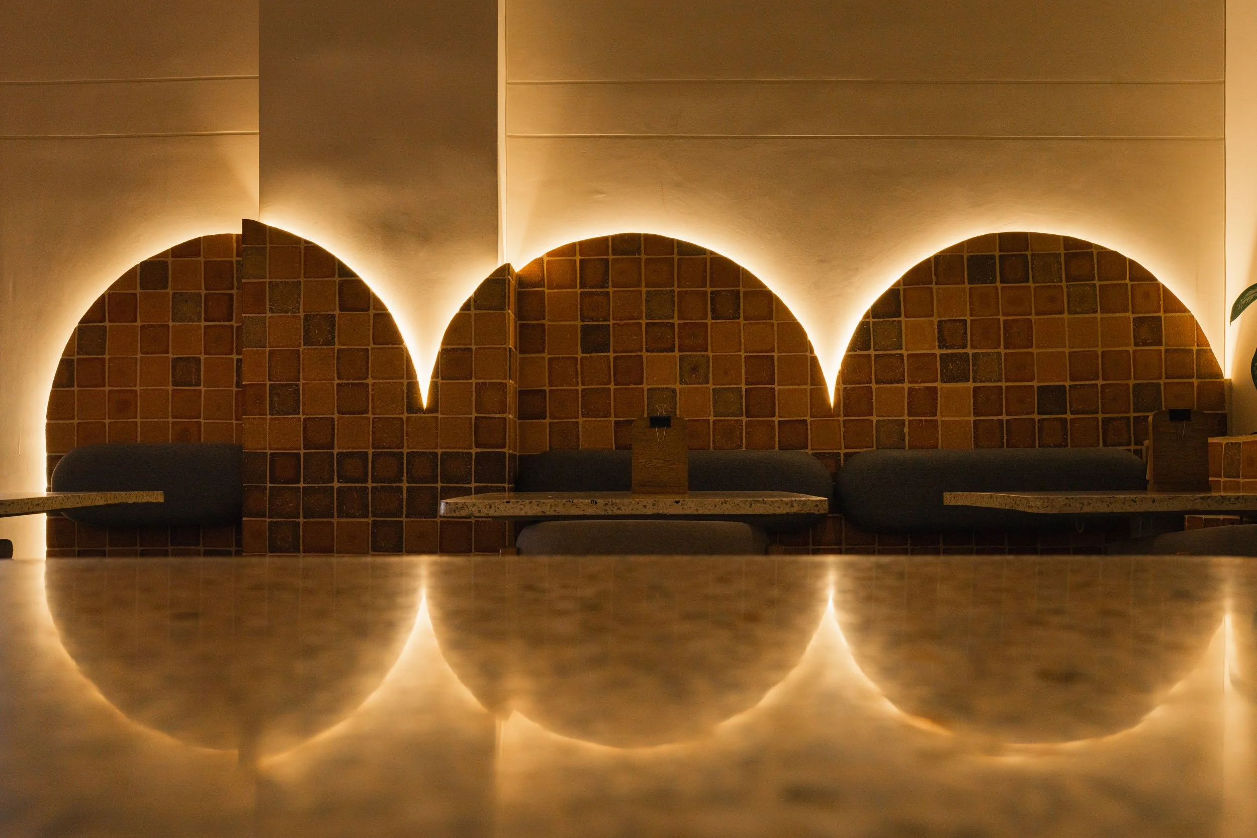 iluminacion-indirecta-reflejo-mesa.jpg