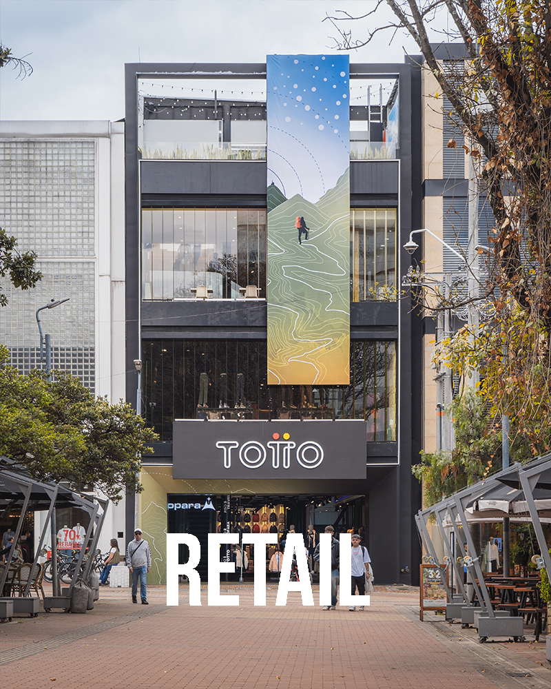 Fotografia de arquitectura exterior. Fachada de la tienda Flagship de Totto en Bogotá