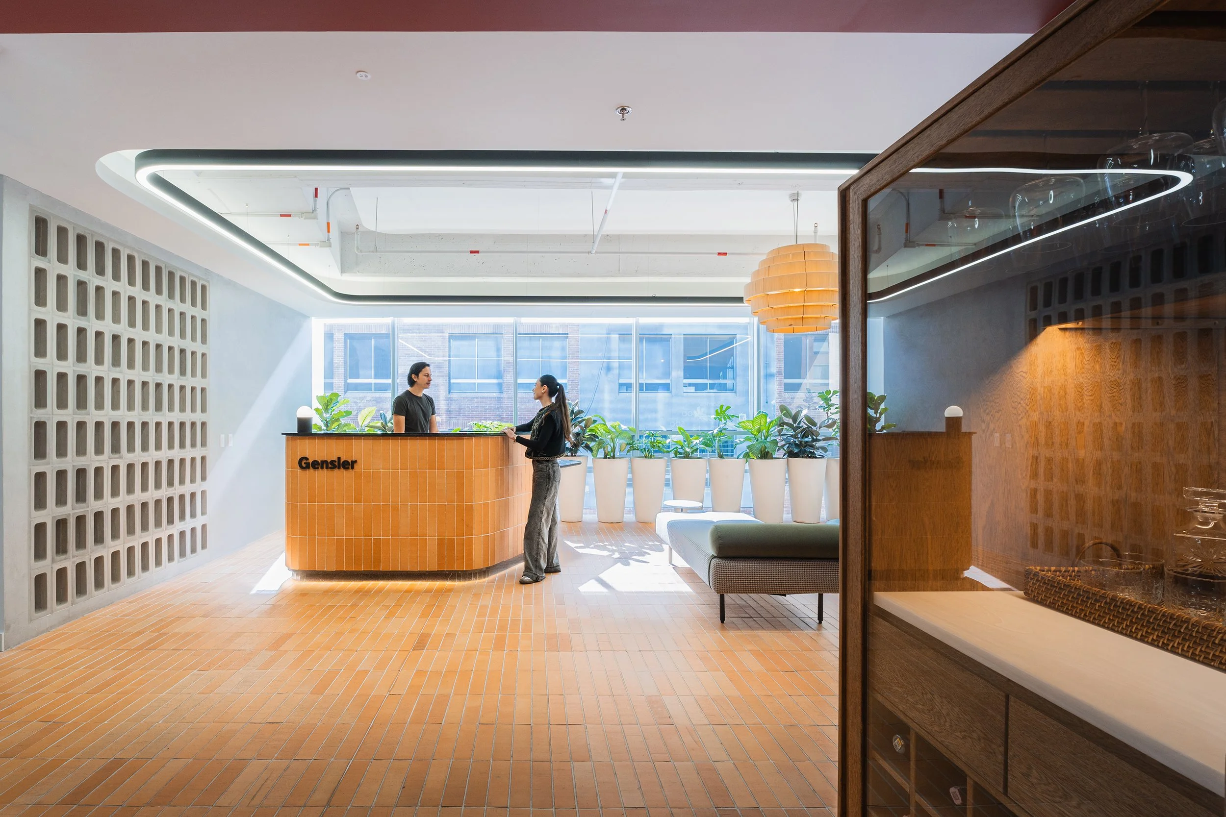 Fotografía profesional de arquitectura. Fotografía de la recepcion de las oficinas de Gensler en Bogotá.