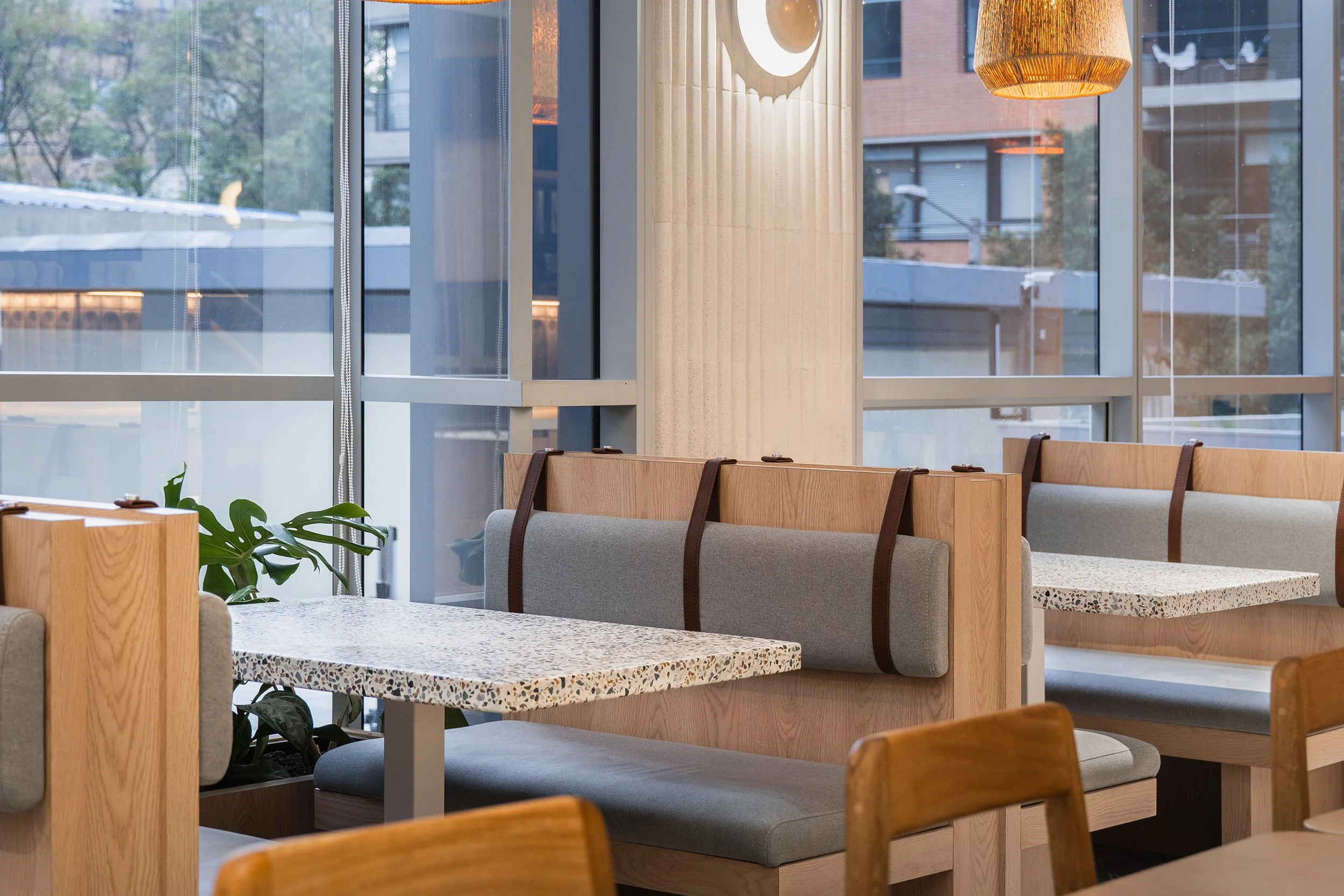 oficina-gensler-mesas-cafeteria.jpg