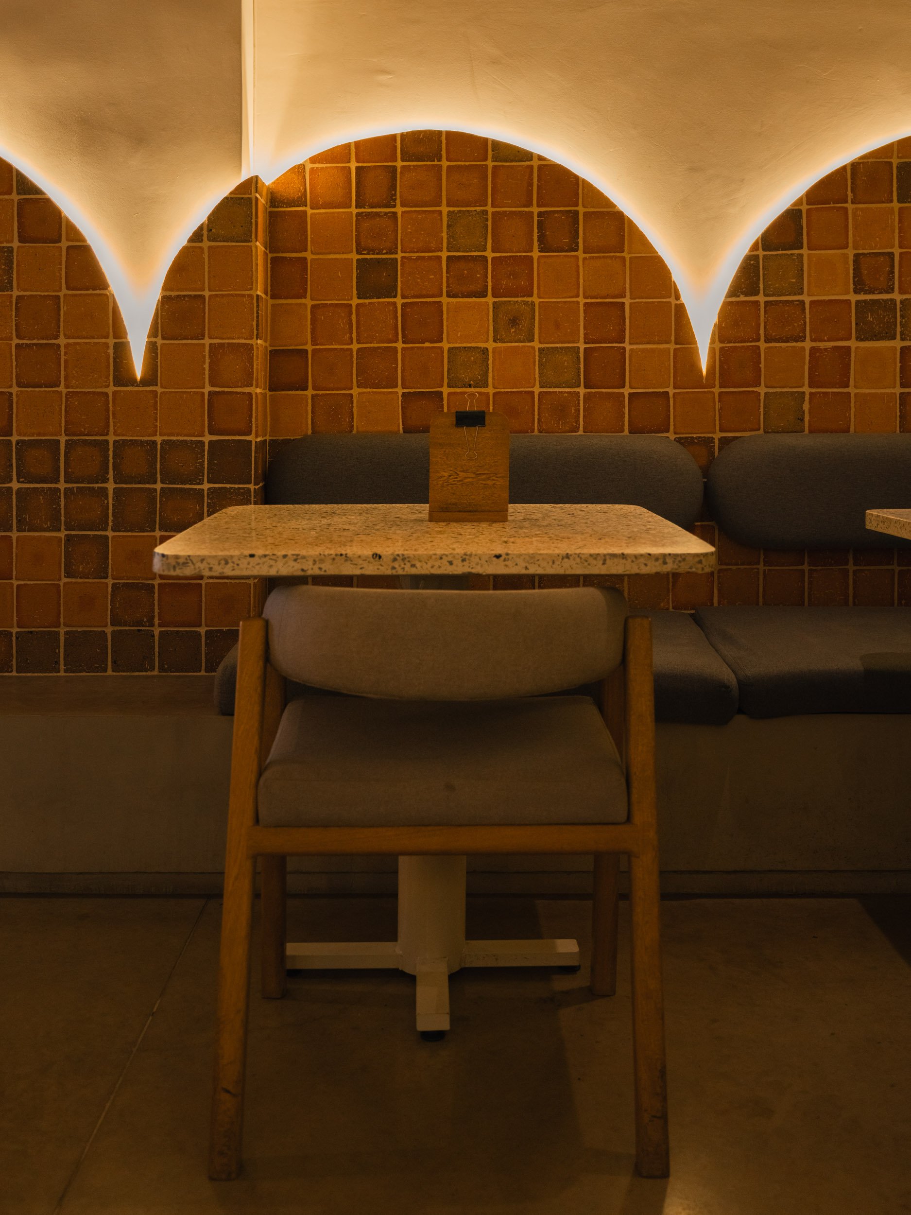 mesa-silla-ladrillo-iluminacion-indirecta.jpg