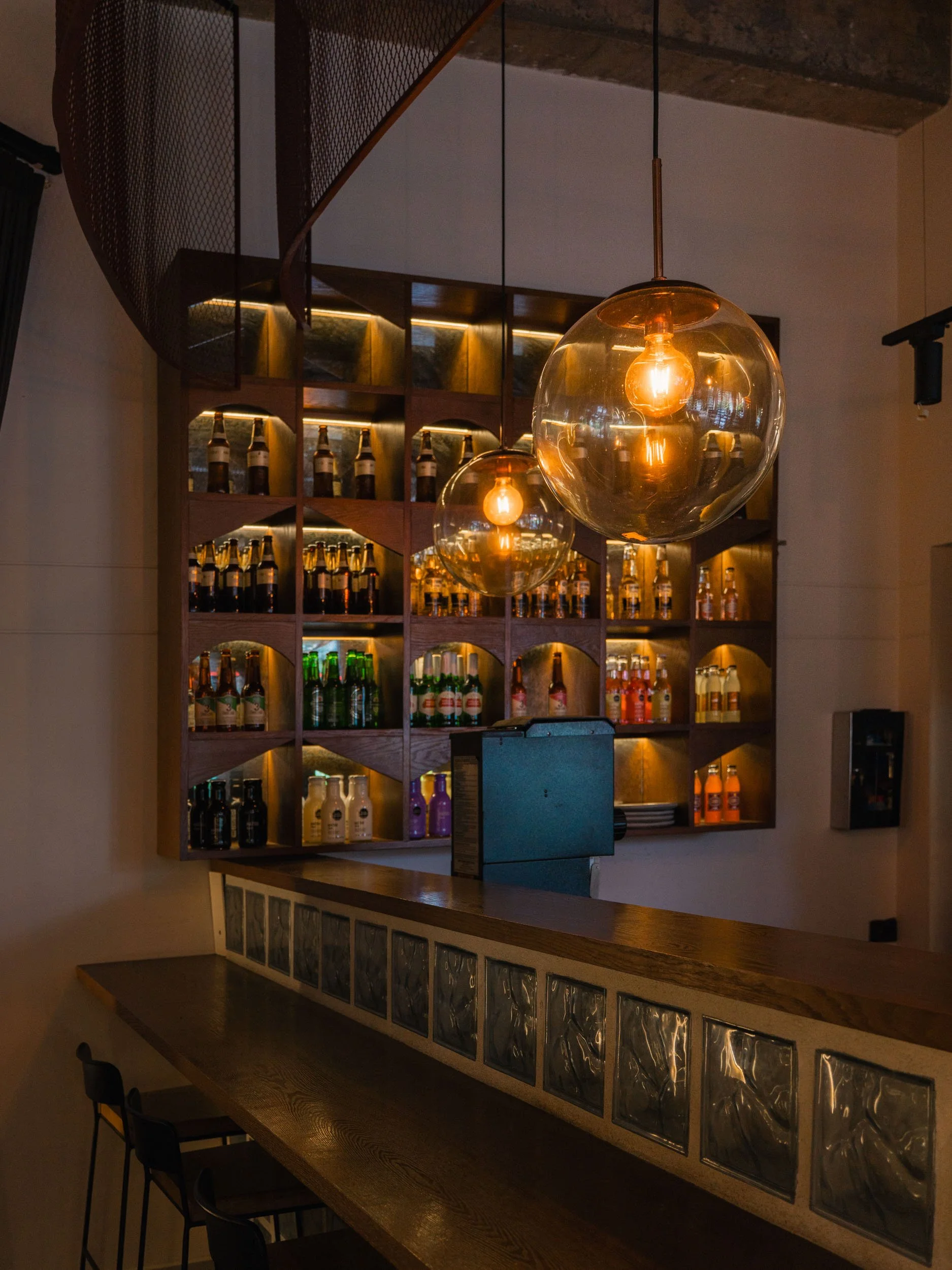 lamparas-colgantes-botellas-fondo-barra.jpg