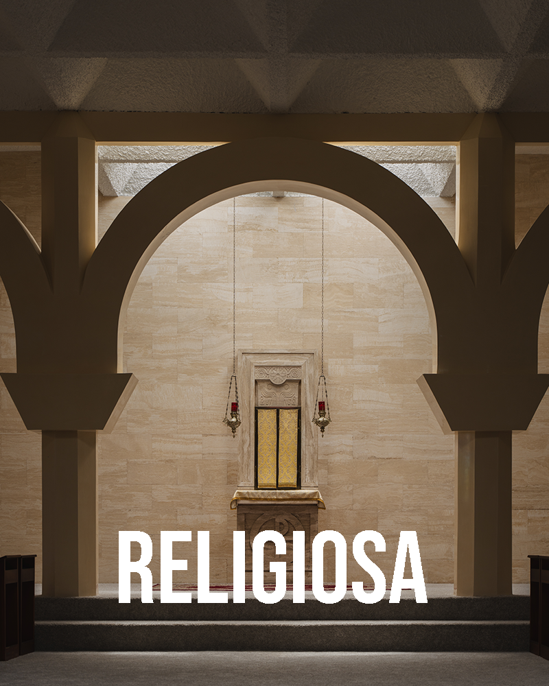 Fotografía de arquitectura religiosa. Foto de un espacio religioso, con un arco y luz cenital.