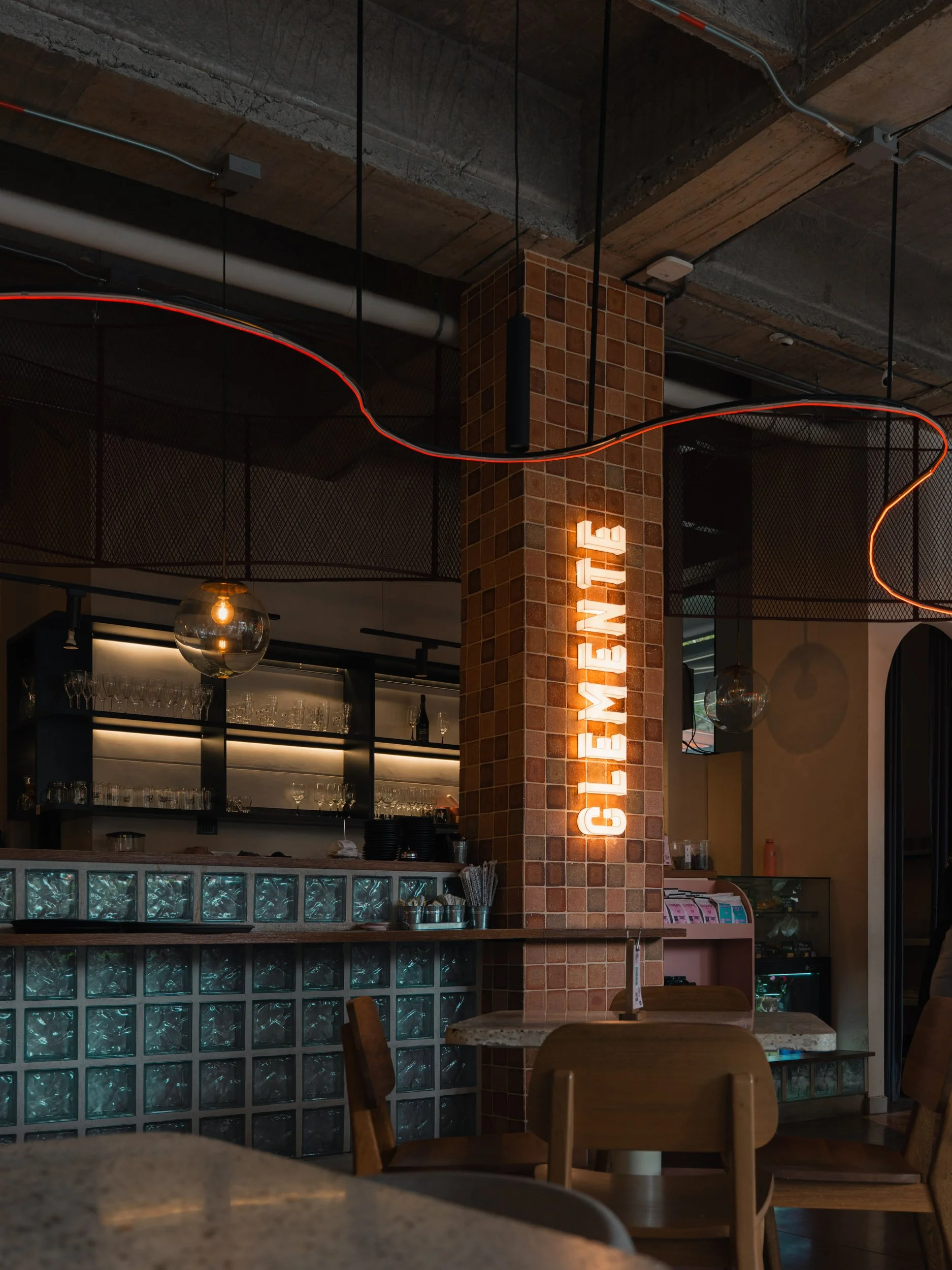 counter-columna-ladrillo-logo-iluminado-materiales-vistos.jpg