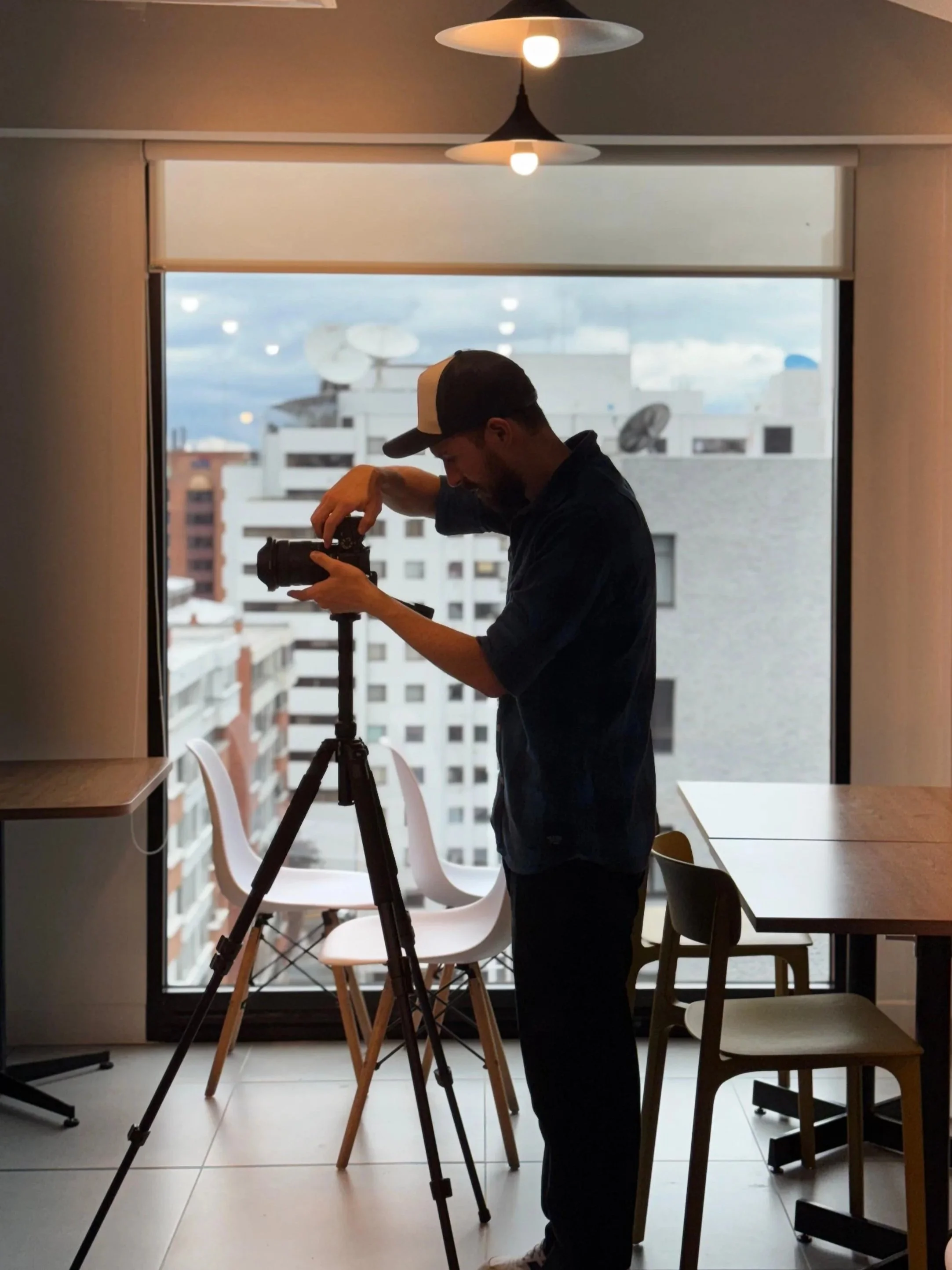 Fotógrafo de interiores durante una sesión de fotos