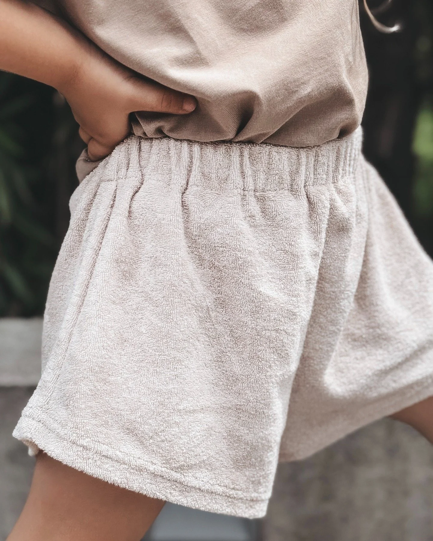 Ein Kuscheltraum!

Die kurzen Shorts mit weitem Bein und lockerer Passform sind unglaublich bequem. Der schlichte Schnitt ist vielseitig kombinierbar und ein toller Alltagsbegleiter im Sommer.

Mit Liebe handgen&auml;ht aus Frottee in einem hellen Be