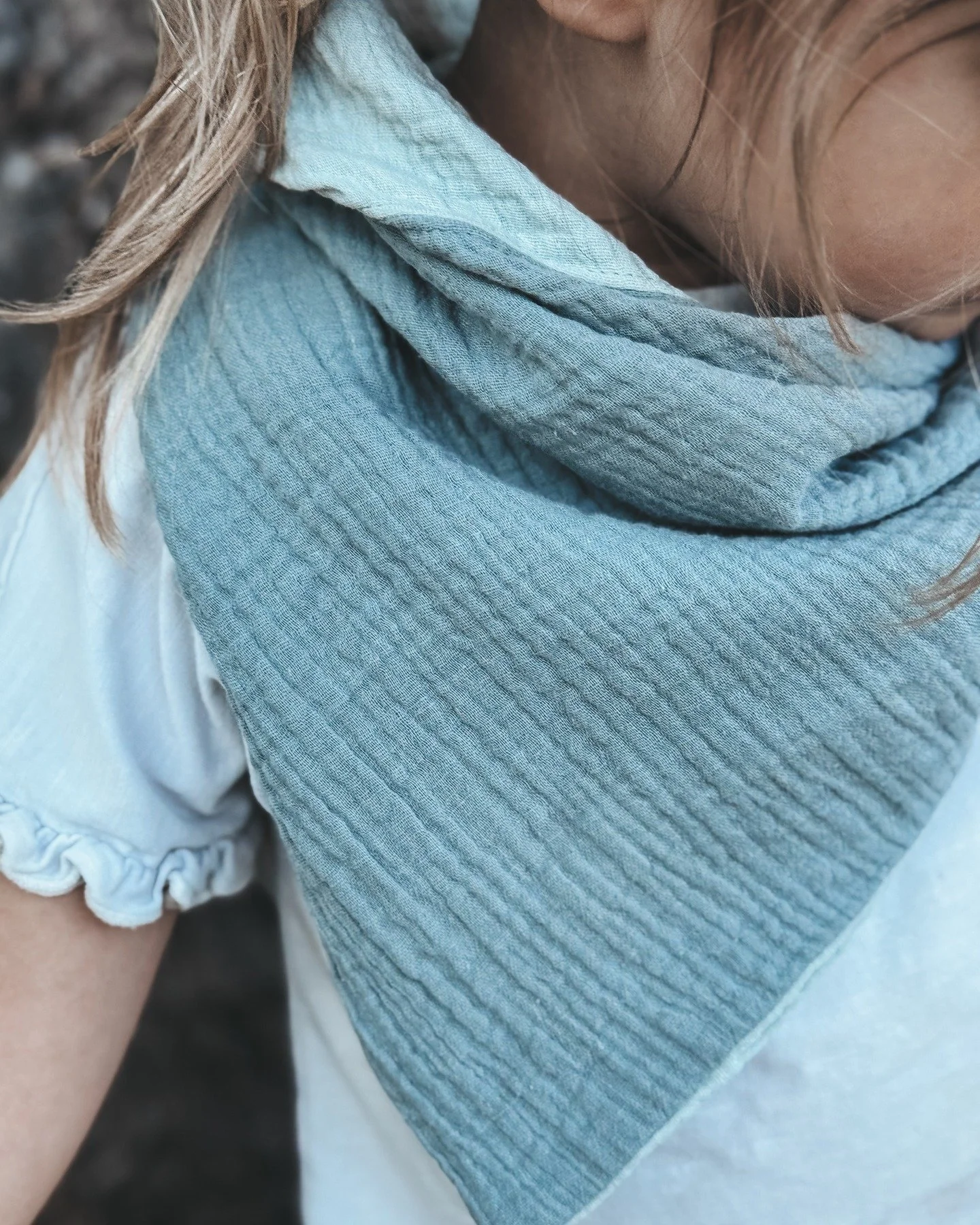 Ein kleiner Farbtupfer!

Das zweifarbige Dreieckstuch ist ideal f&uuml;r etwas k&uuml;hlere Sommertage. Je nach Trage kommt die eine oder die andere Farbe mehr zum Vorschein.

Mit Liebe handgen&auml;ht aus weichem Musselin, erh&auml;ltlich in 4 harmo