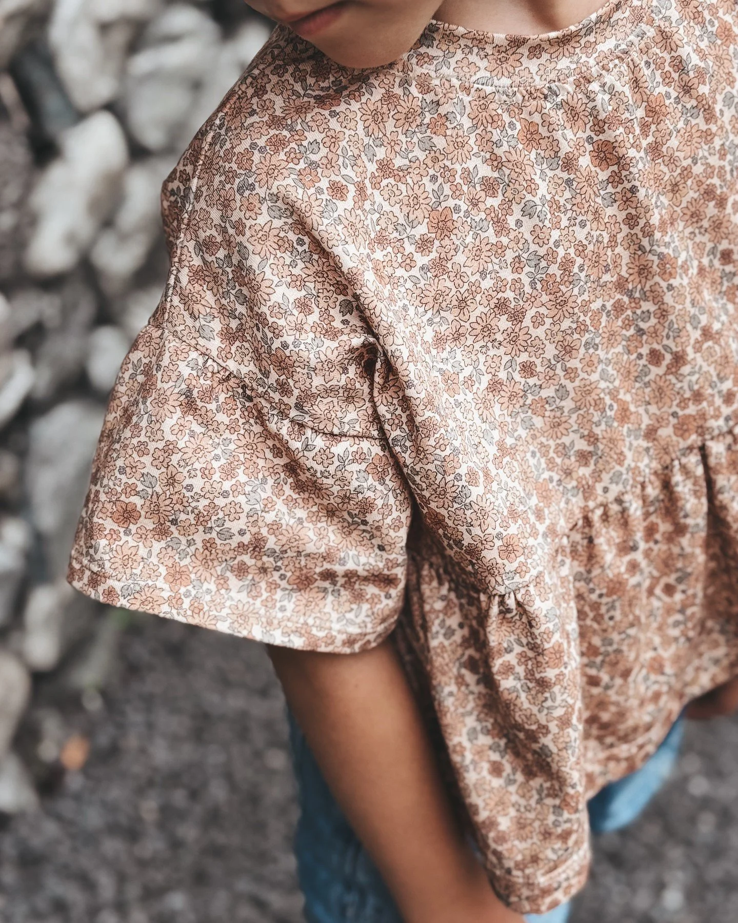 Kurz und luftig!

Das Crop Top mit Volant ist perfekt f&uuml;r alle, die es besonders luftig m&ouml;gen. Es ist vielseitig kombinierbar, besonders s&uuml;ss jedoch zusammen mit einem Rock oder &uuml;ber einem Tr&auml;gerkleid getragen. 

Mit liebe ha