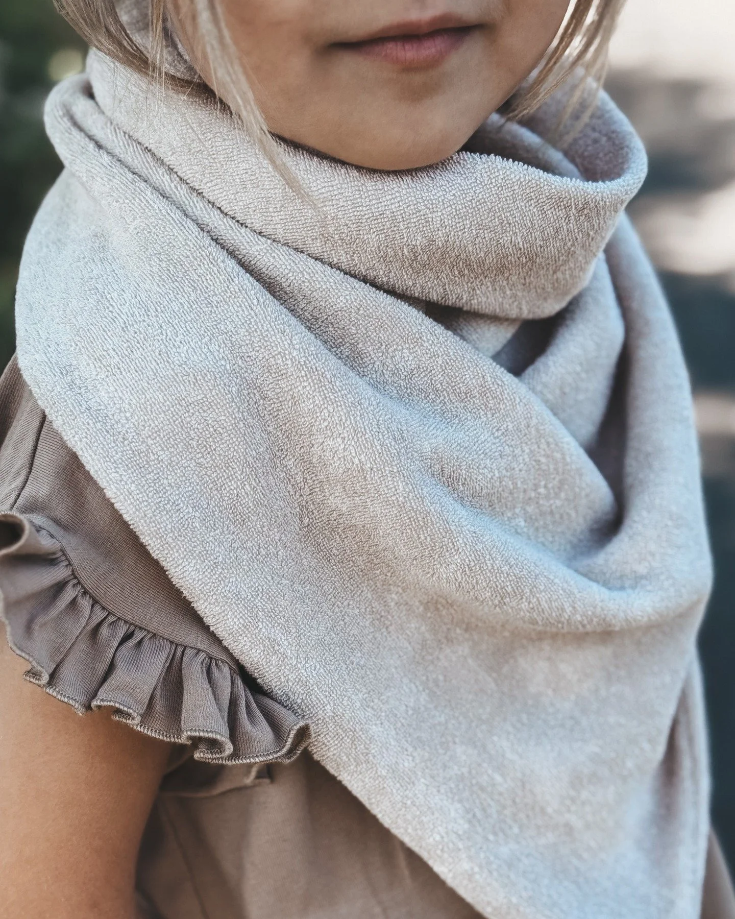 Zum einkuscheln sch&ouml;n! 

Passend zum aktuellen Wetter oder als kleiner Vorgeschmack auf den Herbst gibt es im Onlineshop das modische Dreieckstuch aus kuschelweichem Frottee. In hellem Beige ist es vielseitig kombinierbar und macht das Outfit zu