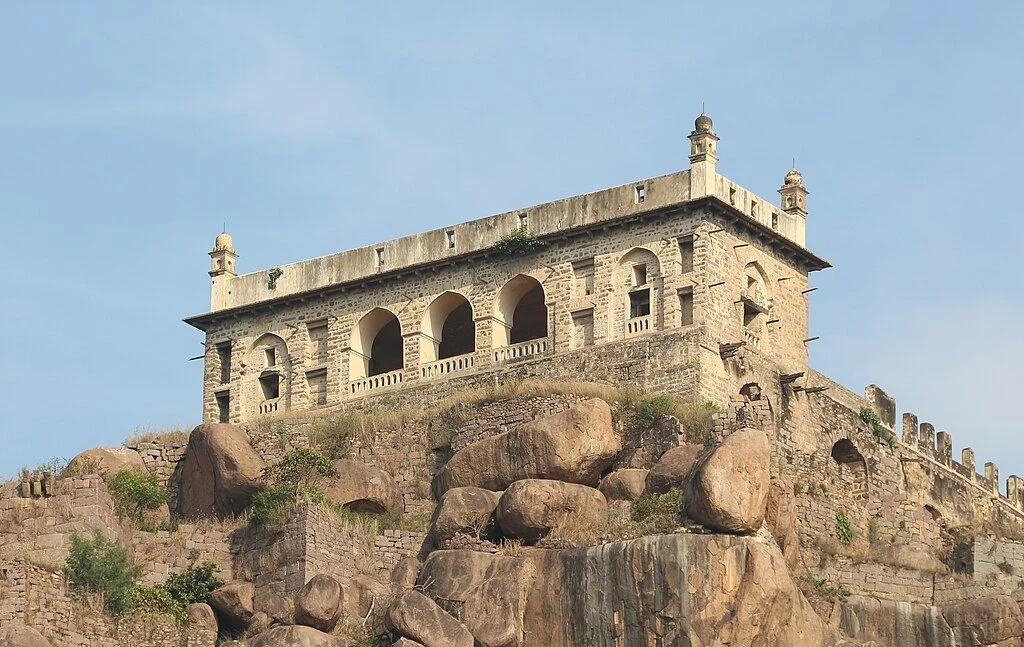 Golconda_Fort_002_-_Baradari.jpg