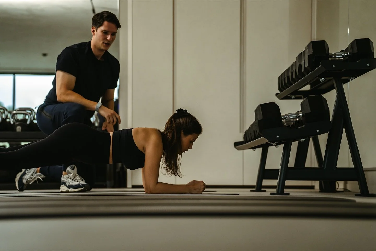 De plank lijkt simpel, maar traint meer dan alleen je buik. Je versterkt je hele core, buik, onderrug en bilspieren. Dit zorgt voor betere houding, stabiliteit en minder kans op blessures. Zelfs &eacute;&eacute;n minuut per dag maakt verschil. Geen m