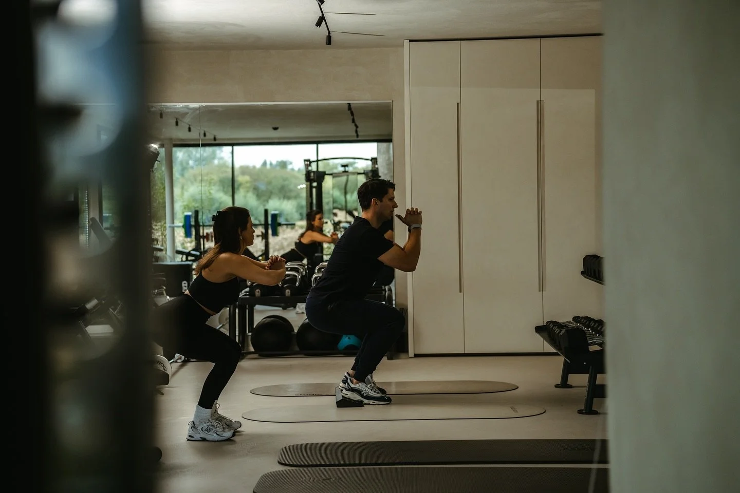 Kleine aanpassing, groot verschil. 👣
Door je hielen licht te liften bij het squatten verbeter je je diepte, stabiliteit en houding.
Ideaal als je beperkte enkelmobiliteit hebt. Zo haal je het maximale uit elke rep en dit op een veilige manier! 👊🏻