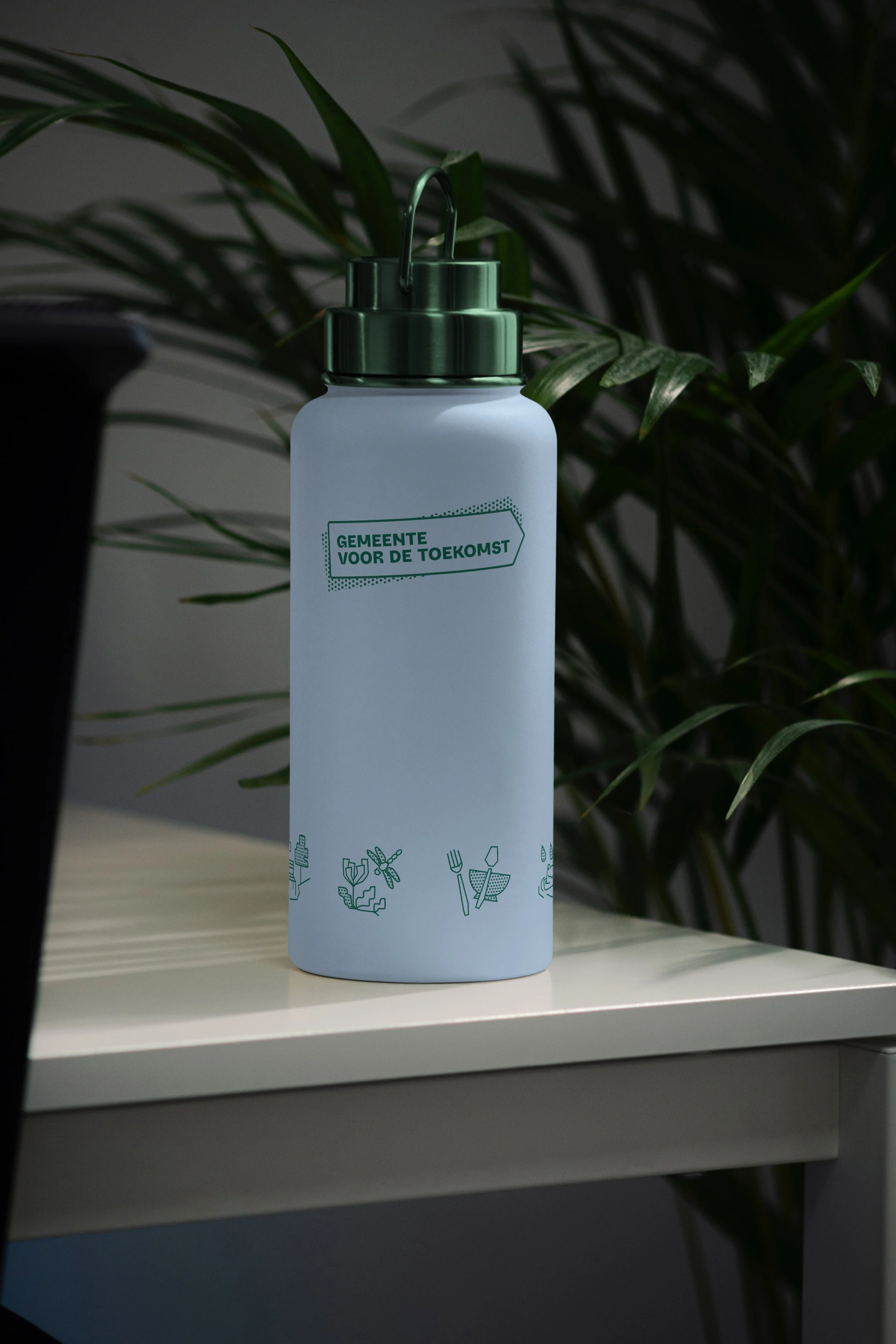 Een waterfles met groene dop en bloemen en insecten illustraties, geplaatst op een witte tafel, achter groene planten.