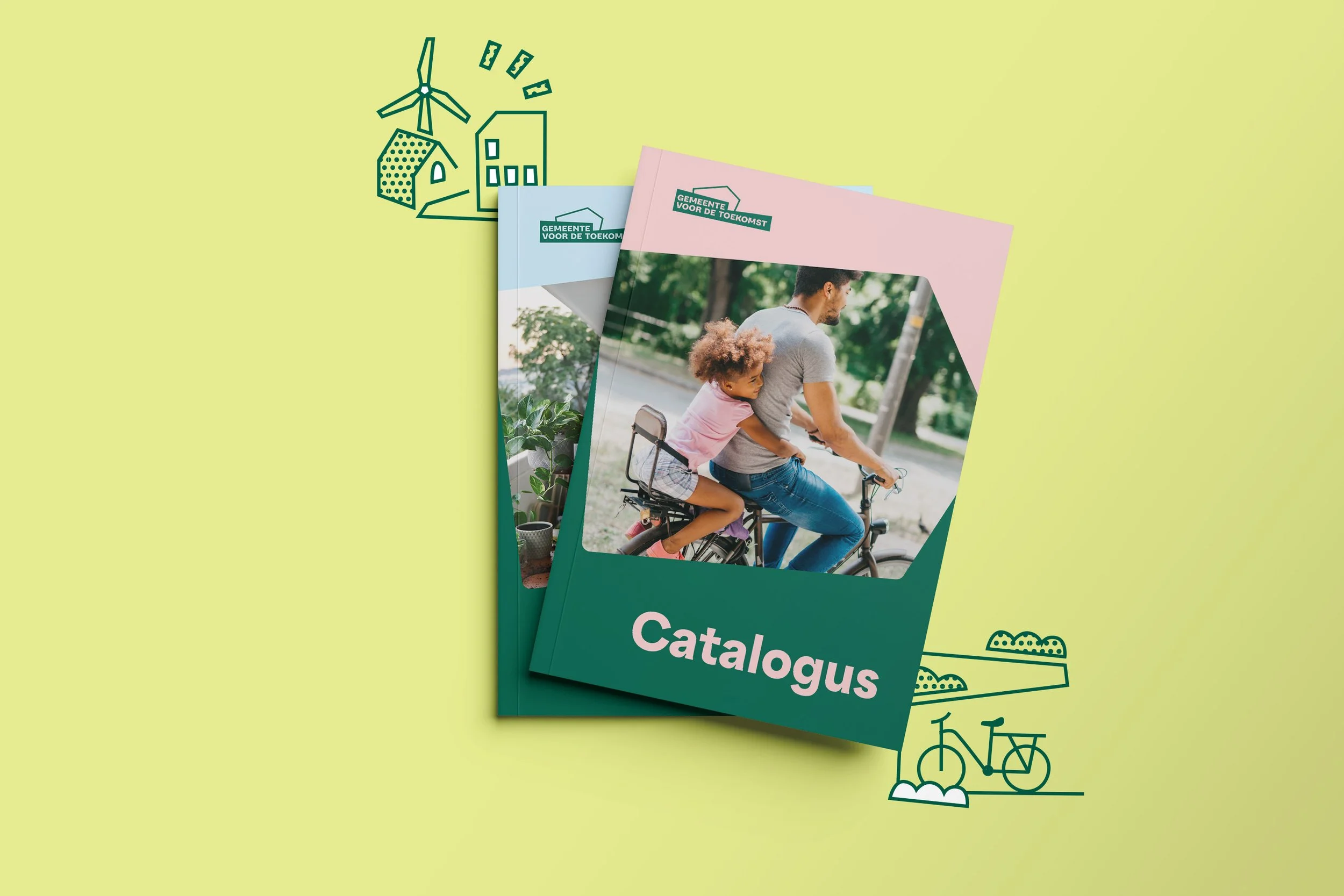 Brochures met een afbeelding van een man die op een fiets rijdt met een kind op de achterkant, liggend op een groene achtergrond met illustraties van een windmolen en een fiets.