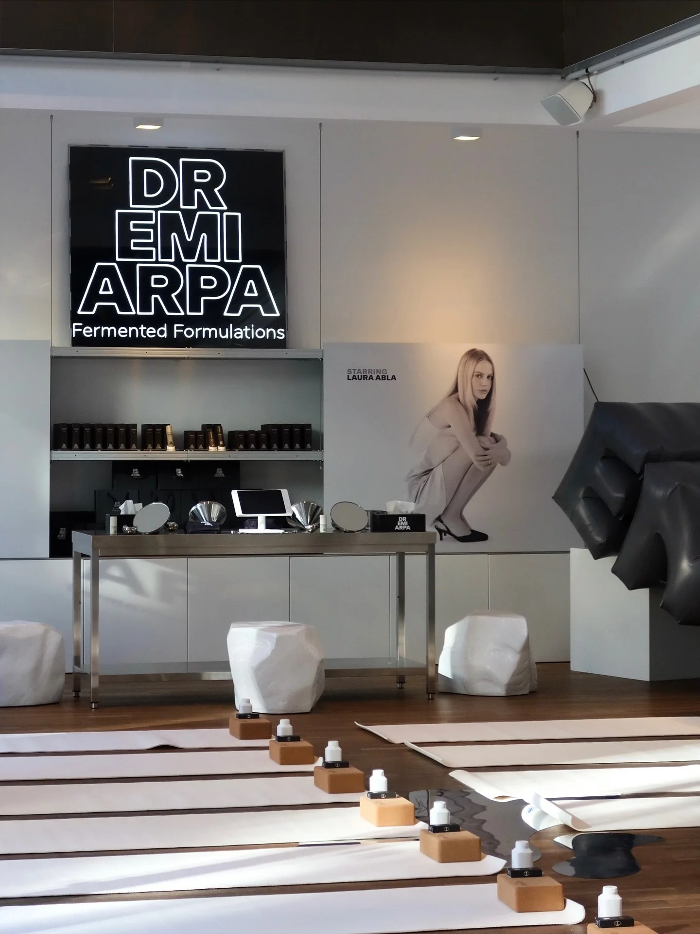 Glow first, burn later, bliss after ✨
égoïste touched down in Berlin for the @dr.emiskin Skin Pop-Up — gua sha, sweat & sound with @dr.emi and @lauraabla
The ultimate mind-body-skin reset.