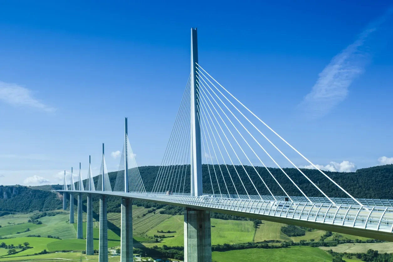Pendant que certains font le pont, d’autres le tiennent