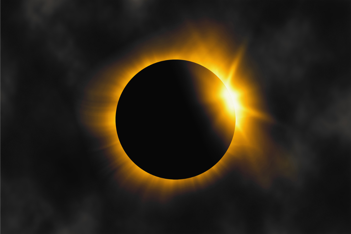 Le soleil a rendez-vous avec la lune. Lever les yeux et laisser le monde s’éclipser.