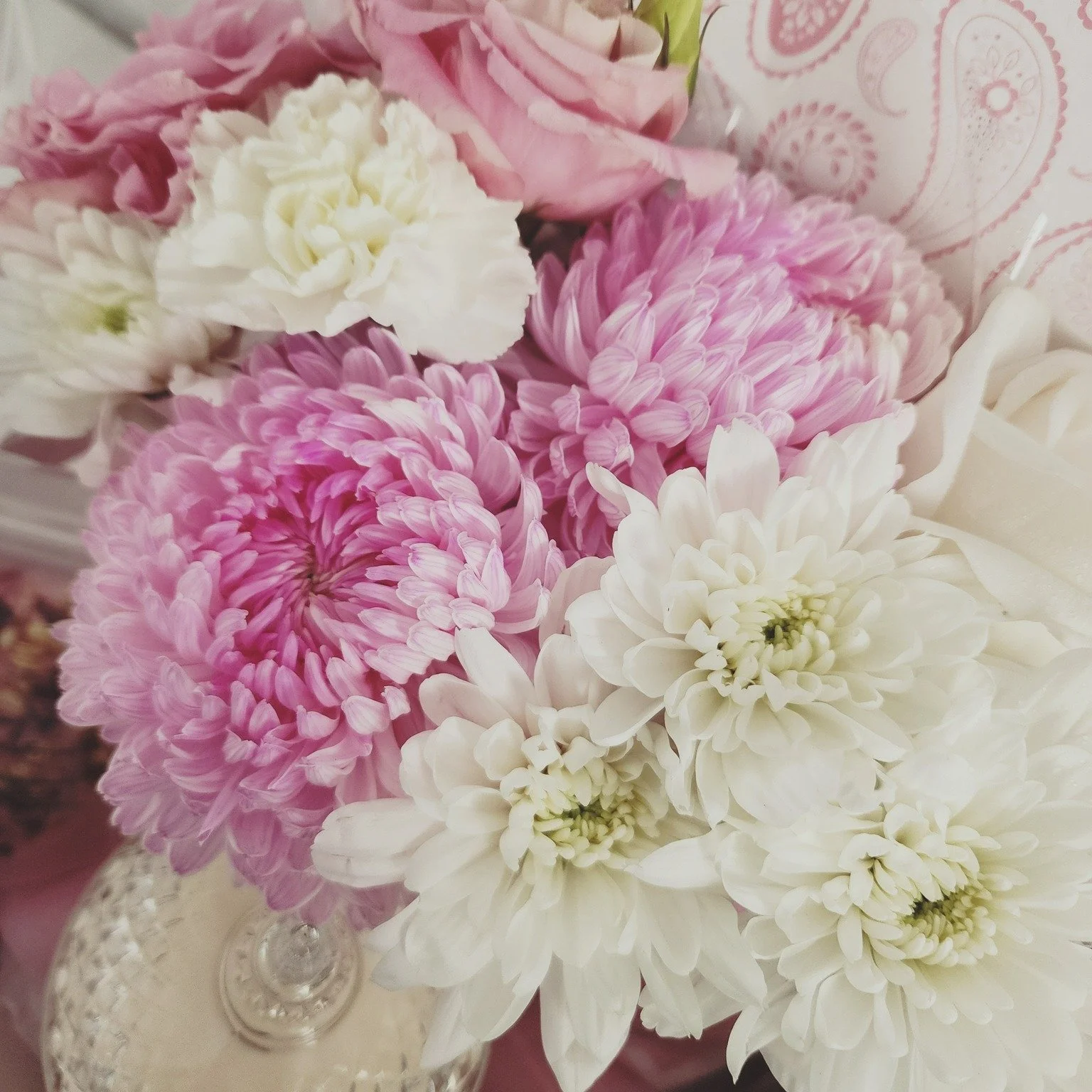 Pretty in pink hamper going out 🩷🩷

#pinkpetalsbrisbane #pamperhamper #flowerhamper #pinkflowers #whiteflowers #birthdayhamper #brisbaneflorist #prosecco #chysanthemum #greenbankflorist #everleigh #localflorist #florist