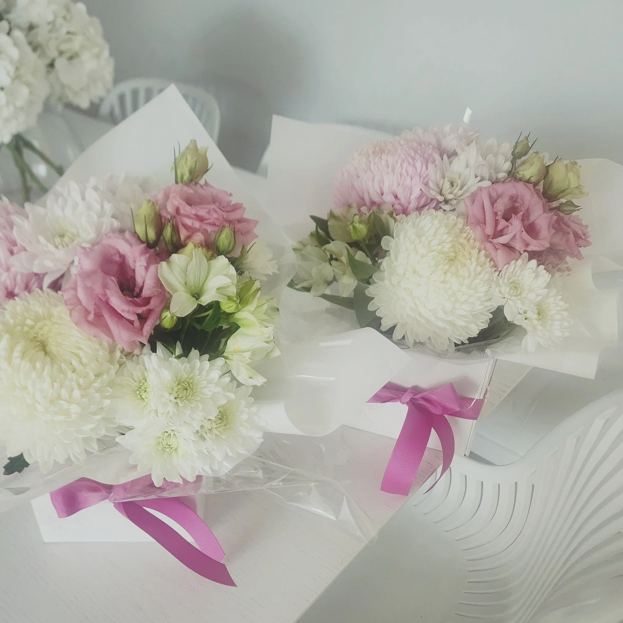 Same, same, but different 🩷

#pinkpetalsbrisbane #greenbankflorist #loganflorist #brisbaneflorists #posyboxes #flowerarrangements #localflorist #samesame #samesamebutdifferent #whiteflowers #pinkflowers #posybox #sendflowers