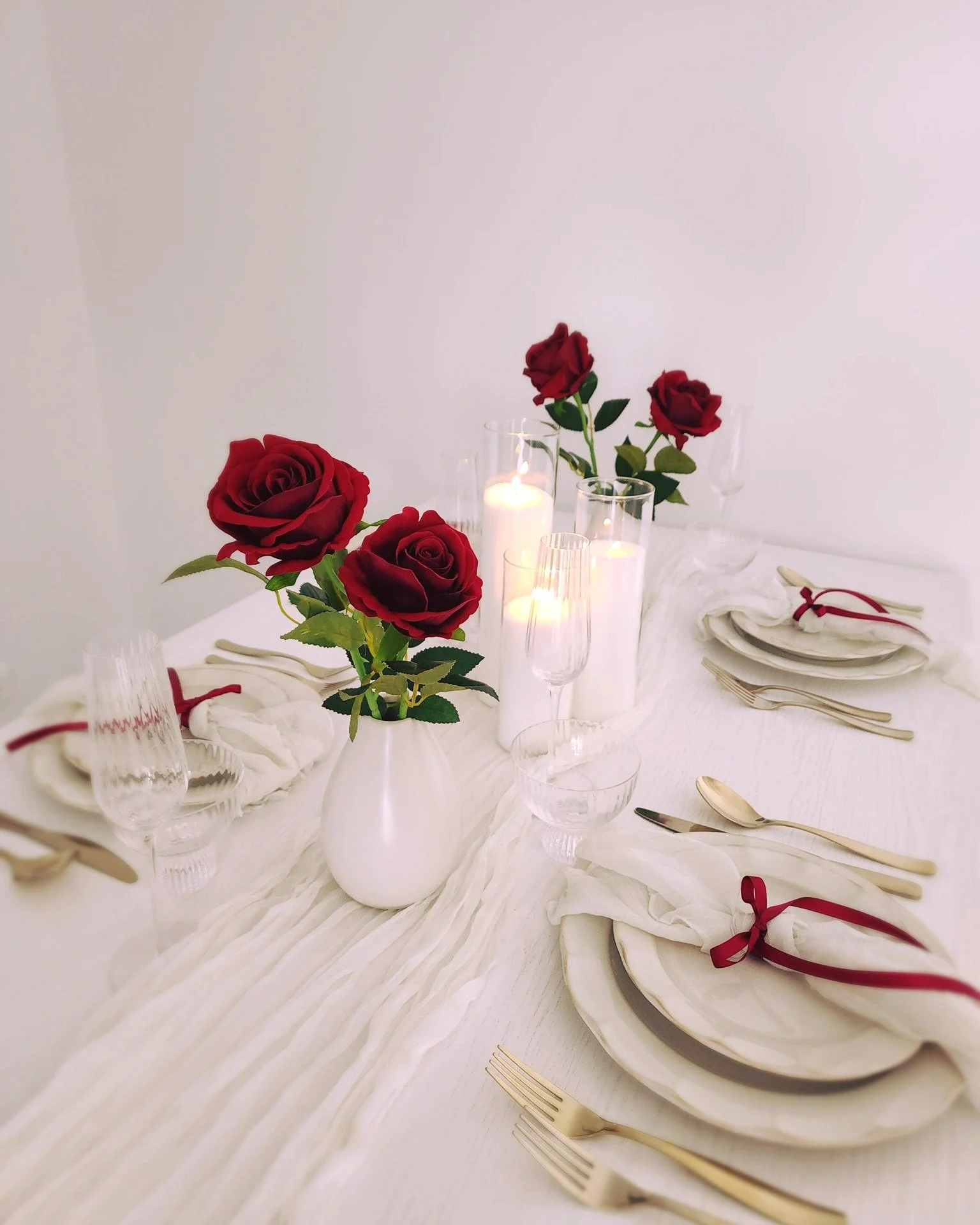 Still in love with this dinner party setting!  Our sand candle range is available for hire as well as a range of bud vases.

#dinnerparty #weddingtabledecor #brisbanebrides #brisbaneweddingflorist #redroses #tabledecor #weddingflorist #weddingflowers