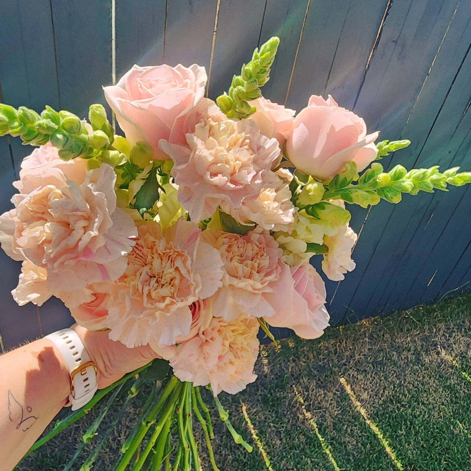 I'm back!  Hope you all had a nice break over summer, I ended up working a bit with some regulars wanting flowers as well as a photo shoot last week, but I wouldn't have it any other way!

Did you get engaged over the holidays?  I'd love to do your w