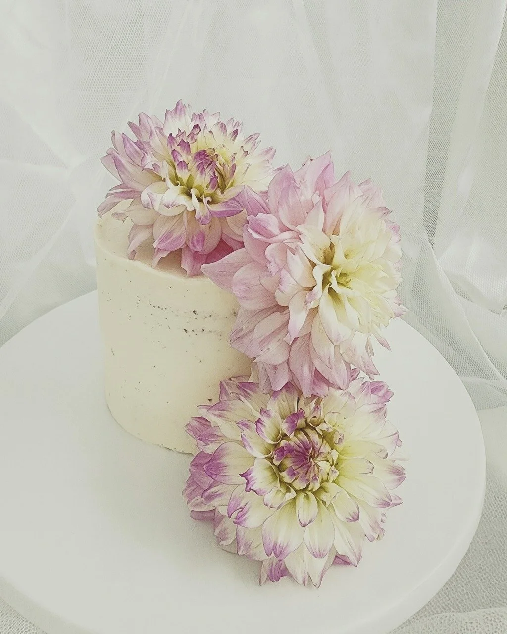 Did you know we also do wedding cake flowers?  If you're after big and bold like these dahlia, or soft &amp; dainty spray roses, just let us know 🩷 🩷

#weddingcakeflowers #cakeflowers #weddingflowersbrisbane #brisbaneflorist #dahlia #brisbaneweddin