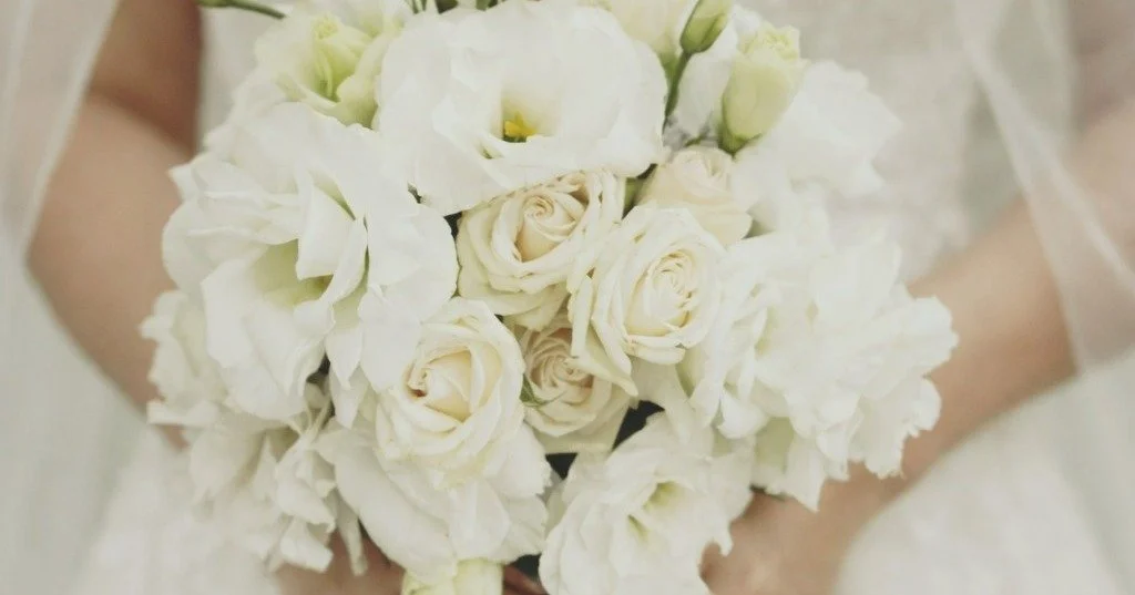 Elopement bouquet featuring Lisianthus and spray roses, simple but elegant.

Now booking 2026 / 2027 🩷

#brisbanebrides #weddingfloristbrisbane #whiteweddingflowers #weddingflowersbrisbane #weddinginspo #weddingflowers #brisbaneweddings #queenslandb