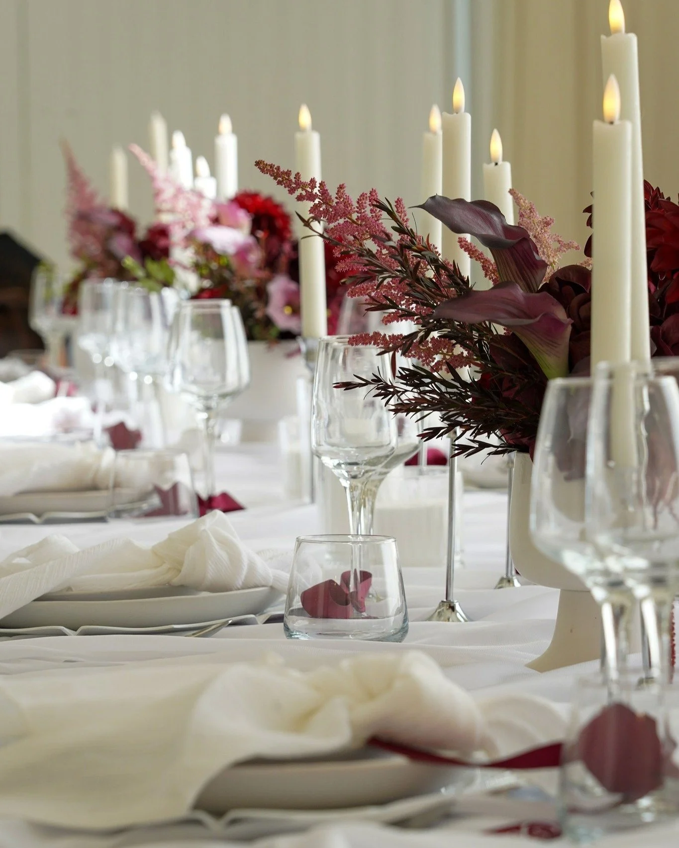 If you&rsquo;re looking for an intimate country barn that&rsquo;s both elegant and stylish, then look no further than @farm_springs.est2025 (and if you&rsquo;re looking for a florist, pick me!)

An epic team of vendors headed out to Farm Springs just