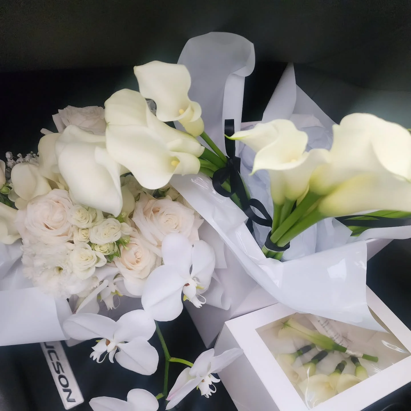Bridal bouquet, 4 x bridesmaids bouquets and 5 x buttonholes heading off last Saturday 🩷  and a huge ass aisle piece which was in the boot 🤣

#weddingflowersbrisbane #weddinginspiration #callalily #orchidbouquet #weddingbouquets