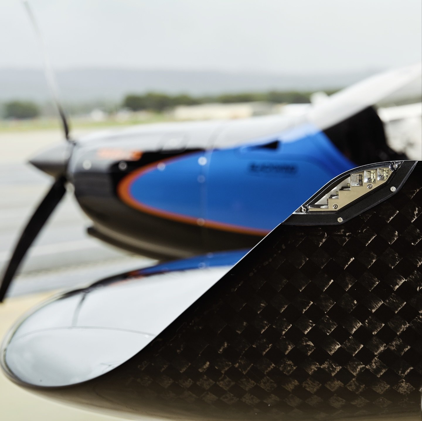 Did you know?   Our carbon winglets, more than just a design feature.
They are designed to guide the airflow over the ailerons at slow speeds. At the same time, they contribute to the stability of the aircraft at high speeds.   #aerodynamics #winglet