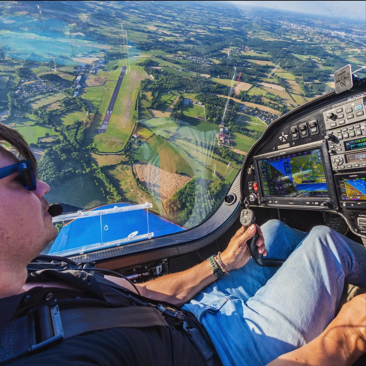 Visibility changes everything.
Our wide canopy, with integrated side cut-outs, offers an unobstructed view in all phases of flight. Because awareness starts with what you see.

#aviation #pilotlife  #cockpitview #vfr #flying