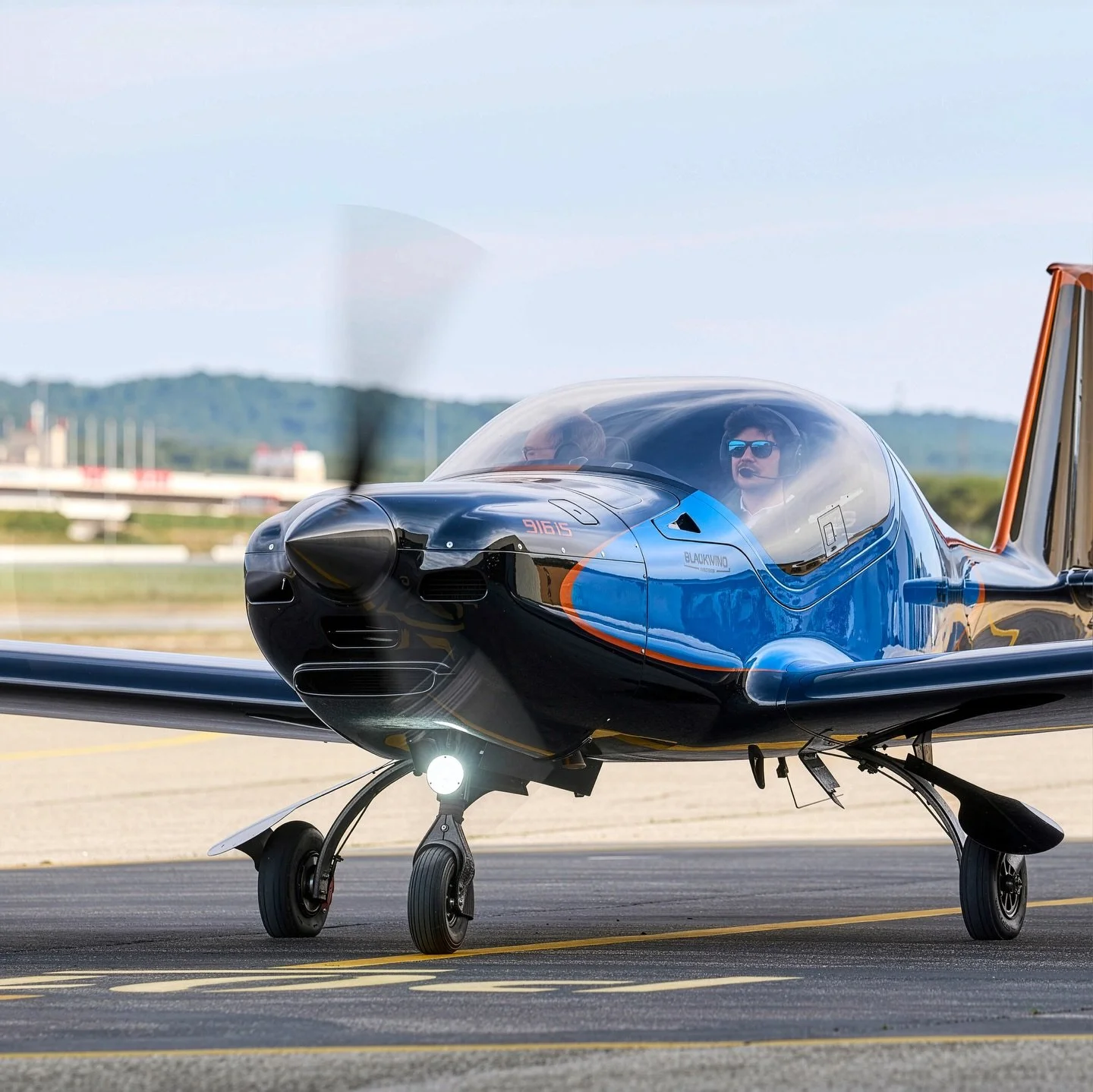 Arriving in style, because first impressions matter.
Clean lines, carbon structure, and performance to match the look.
  #aircraft #aviationphotography #pilotlife #arriveinstyle #carbonfibre