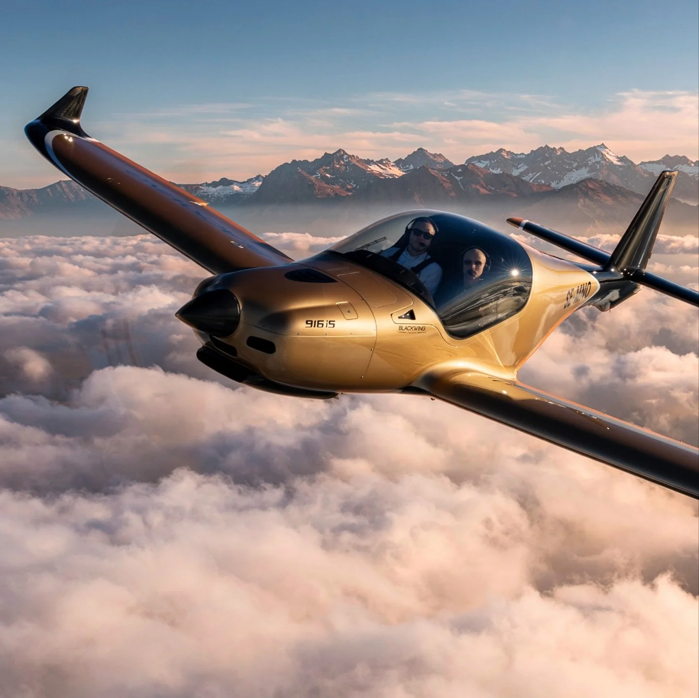 Golden hour with a golden plane. Our latest livery spotted over the French alps. 

#Blackwing #pilotlife #cloudsurfing #flying #privateaviation