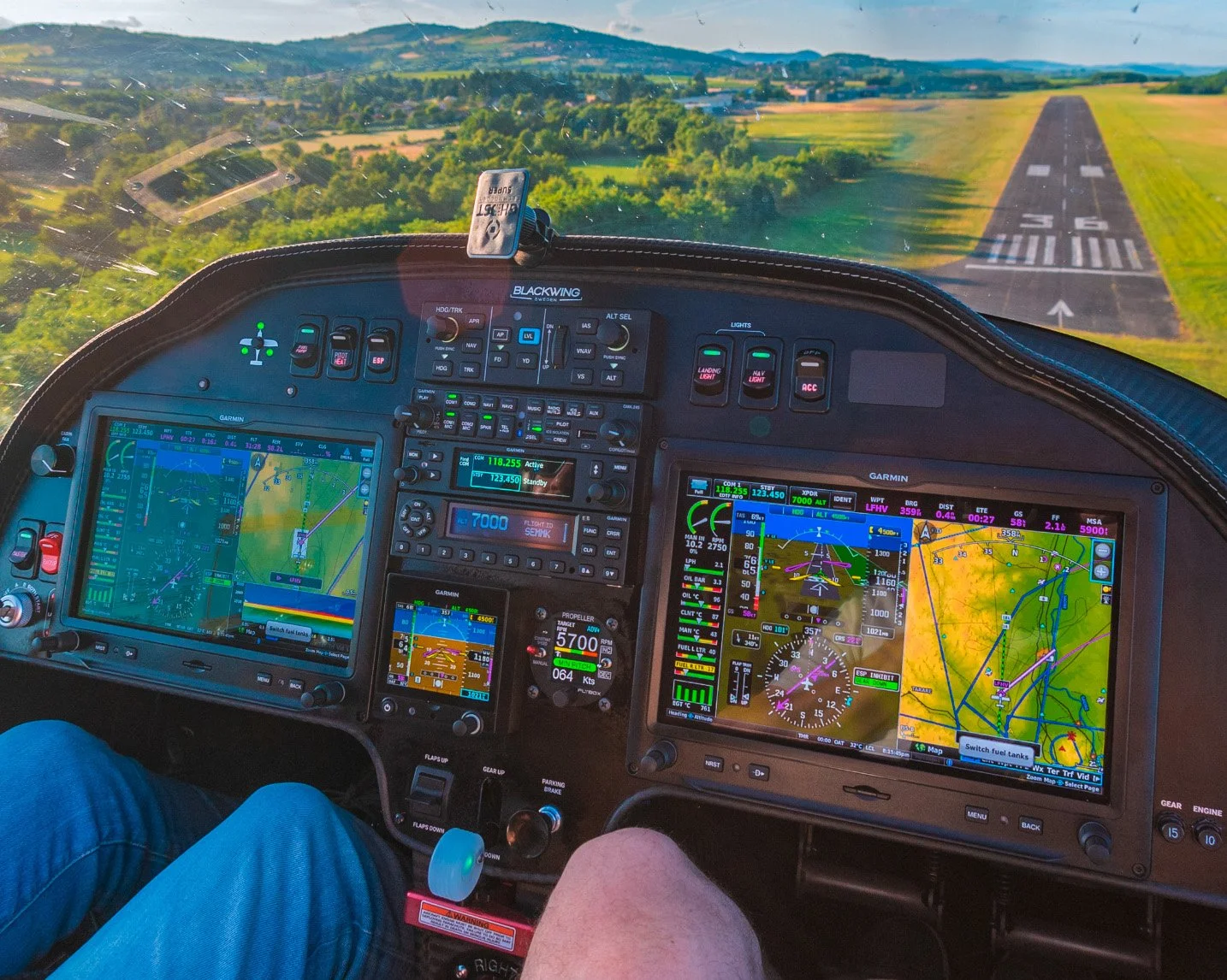 03_Cockpit.jpg