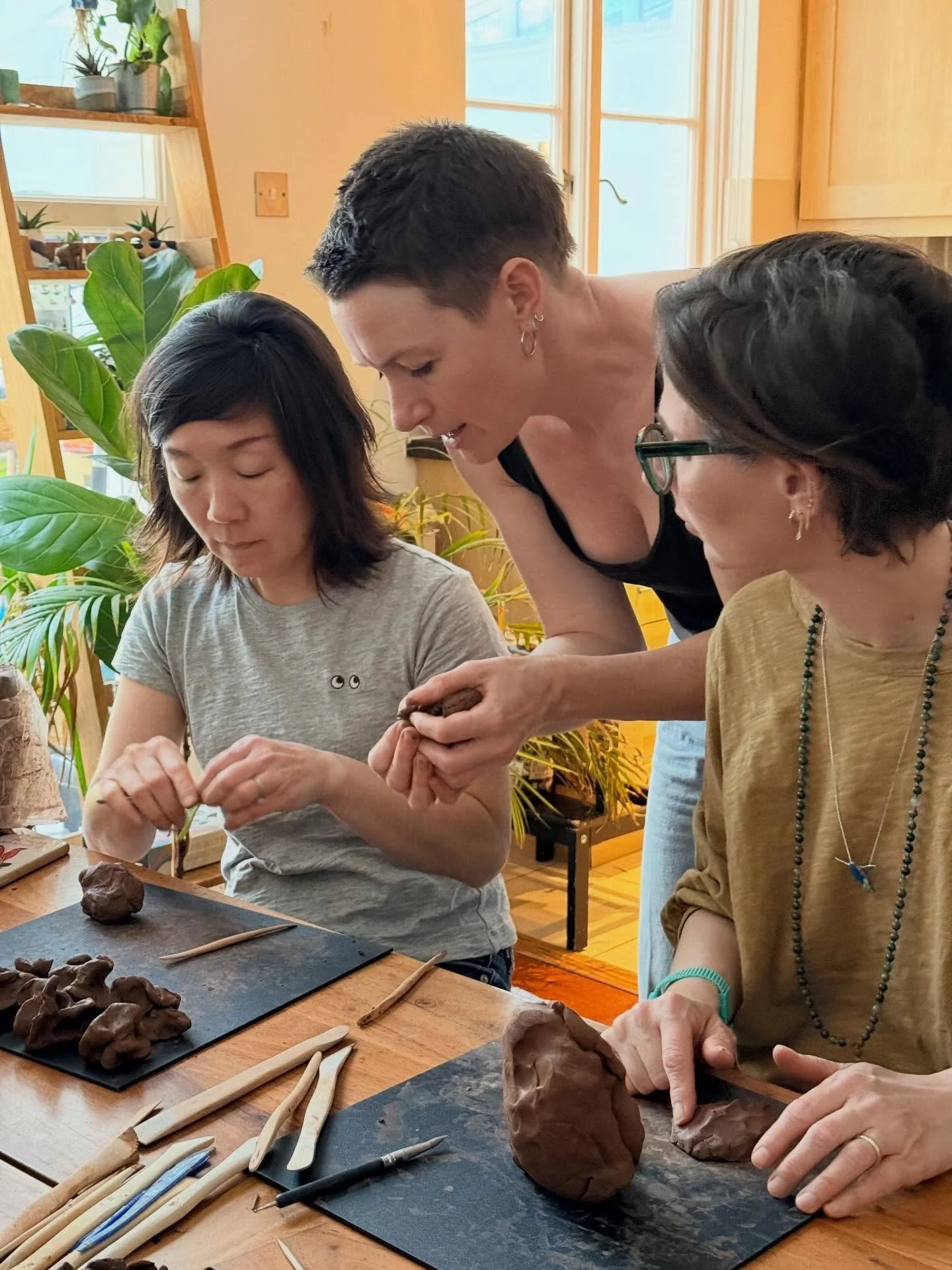 April was AMAZING and very busy so wanted to share some highlights - there were many! 

Starting May feeling very inspired and full of life like all the blooms around us ✨🌱

1 First rediscovering creativity with clay workshop chez moi 
2 First loaf 
